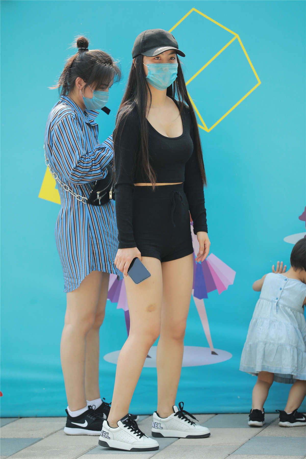 玻璃街拍作品 – 黑色热裤-日更街拍
