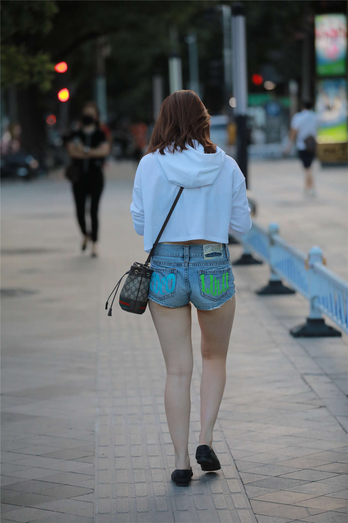 图片[2]-玻璃街拍作品 – 回家路上偶遇热裤美眉-日更街拍