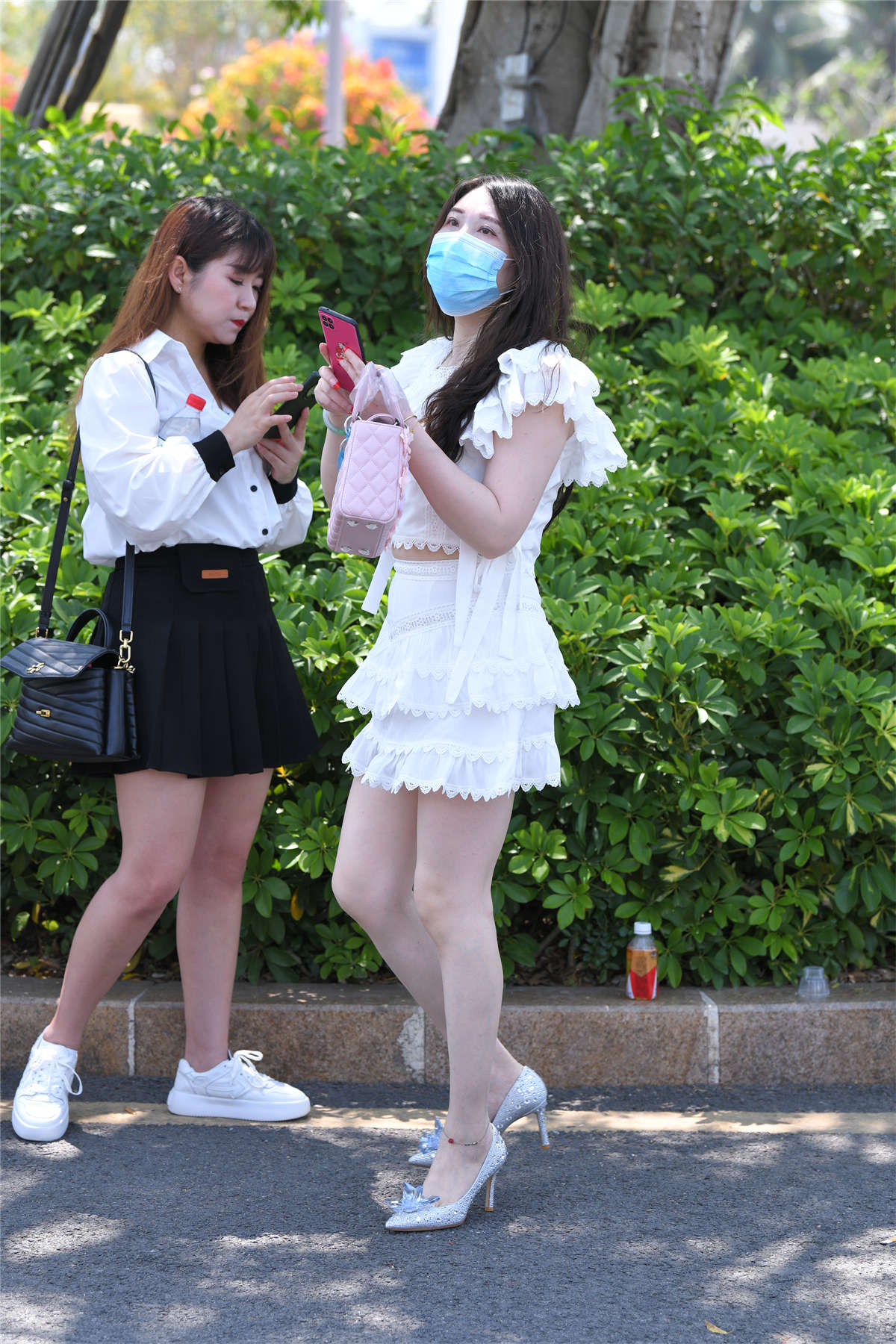 图片[2]-白短裙高跟鞋美女-日更街拍