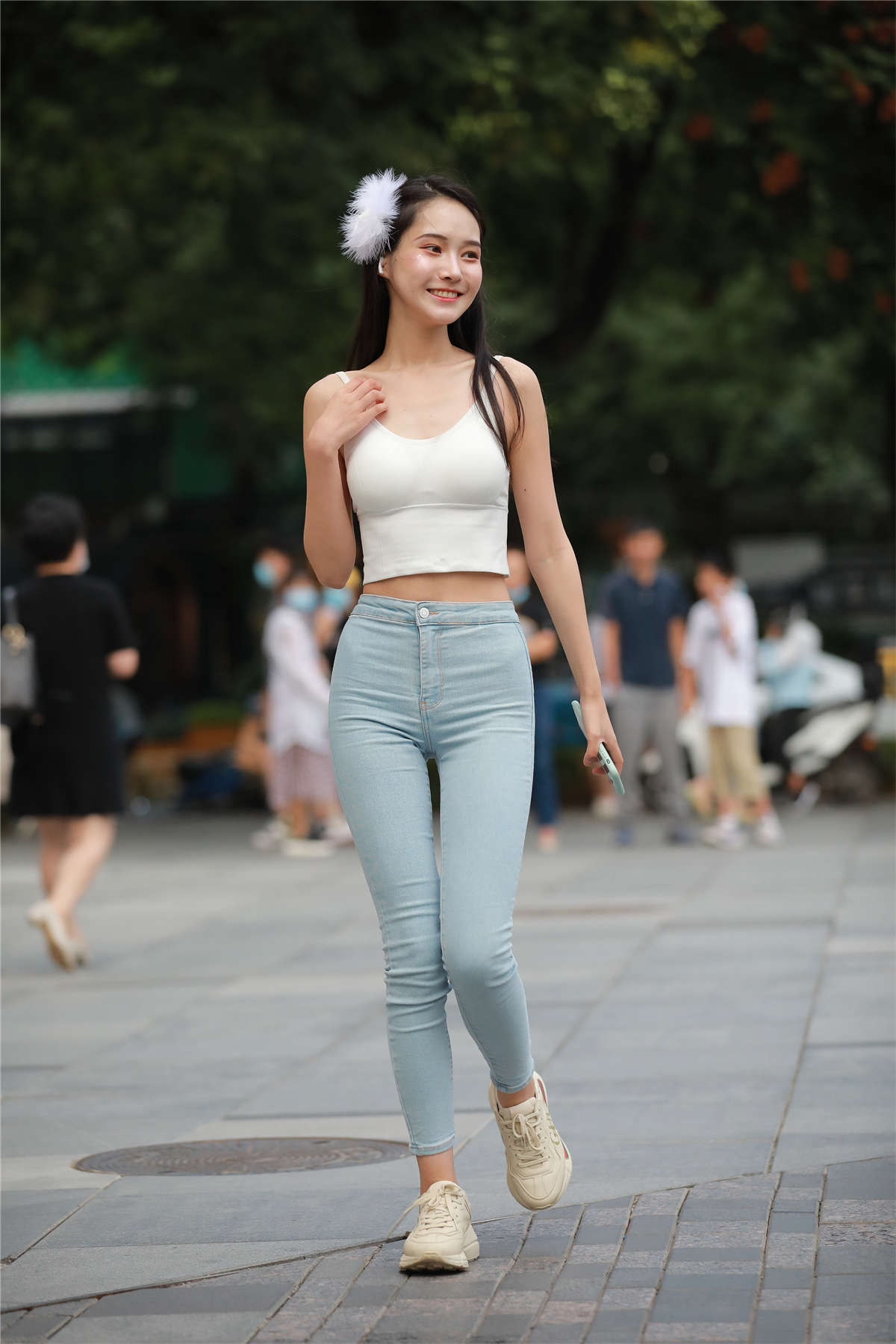 玻璃街拍作品 – 紧身牛仔裤小仙女-日更街拍