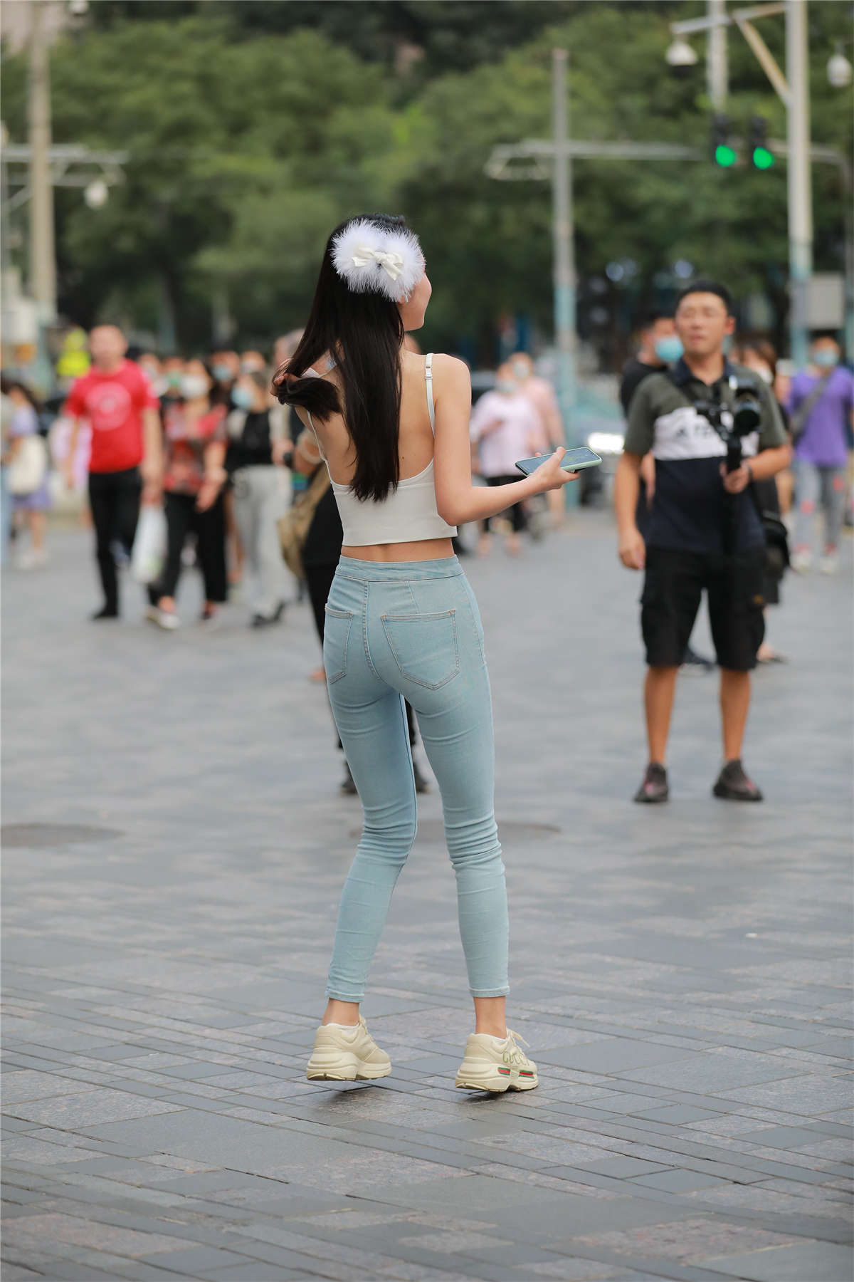 图片[2]-玻璃街拍作品 – 紧身牛仔裤小仙女-日更街拍