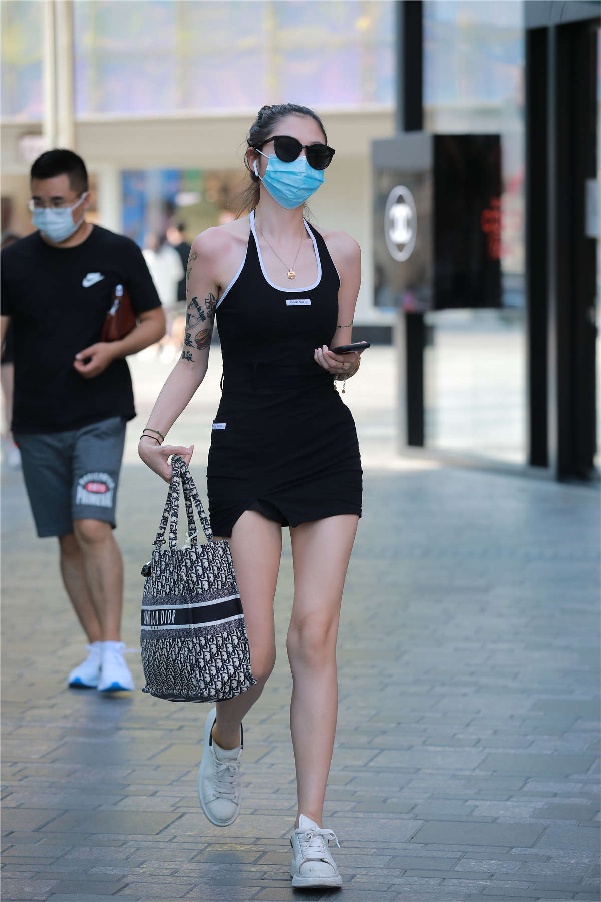 图片[2]-运动风黑色吊带裙-日更街拍