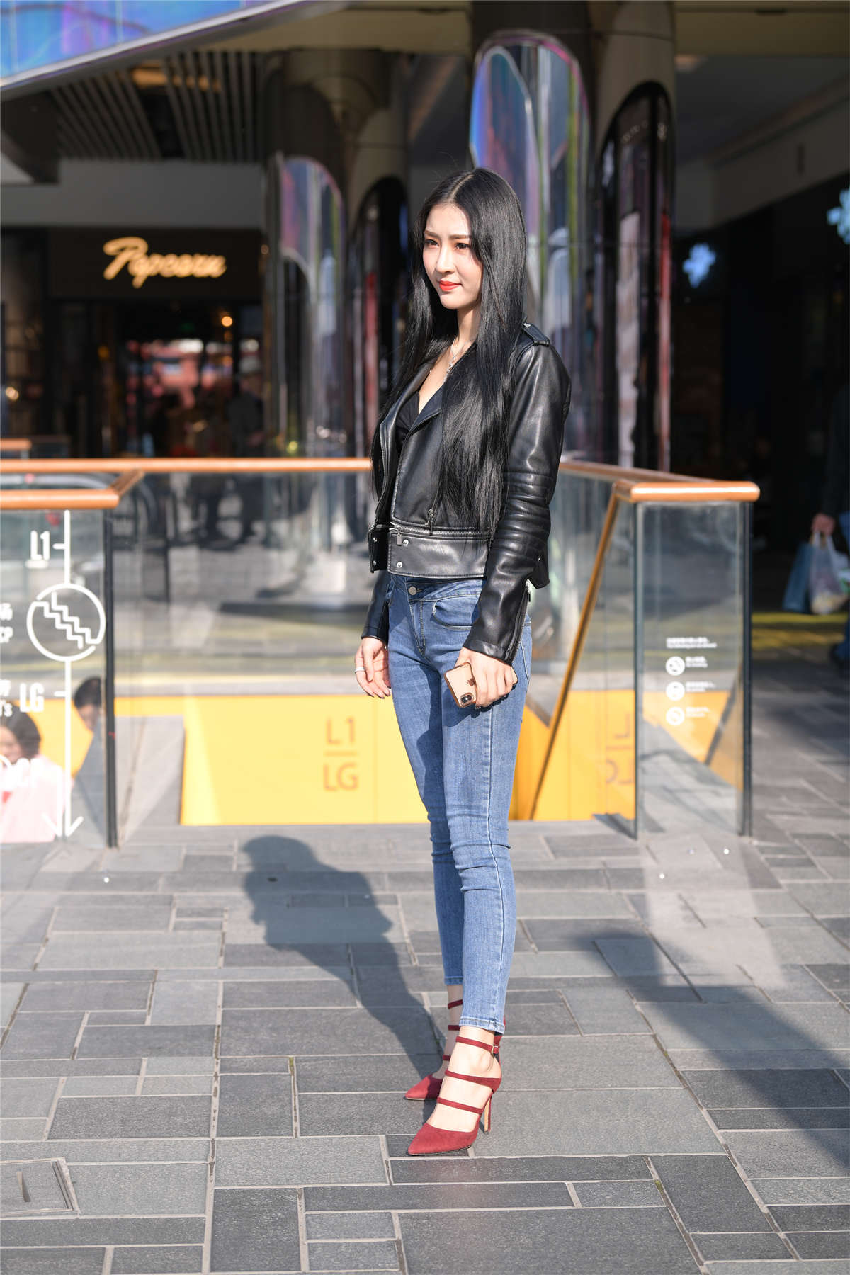 魂魂街拍作品 - 气质高冷范紧牛美女-日更街拍