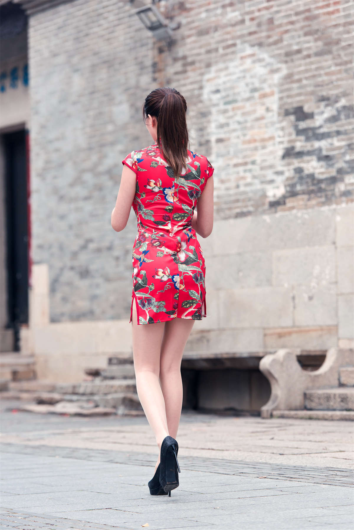 图片[2]-[魔镜原创摄影]极品丝足美腿高叉旗袍古村行-日更街拍