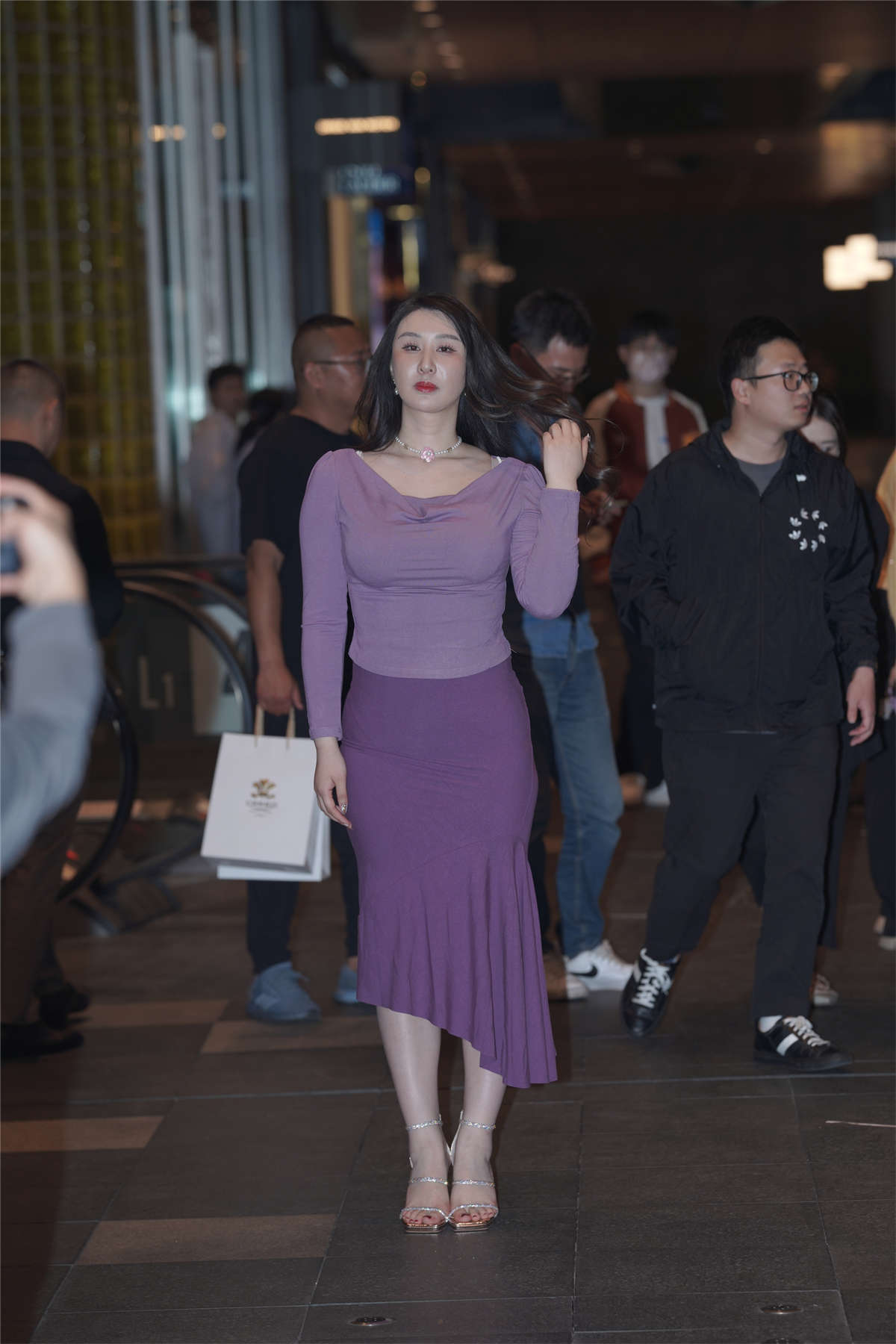 简约紫色修身裙-日更街拍