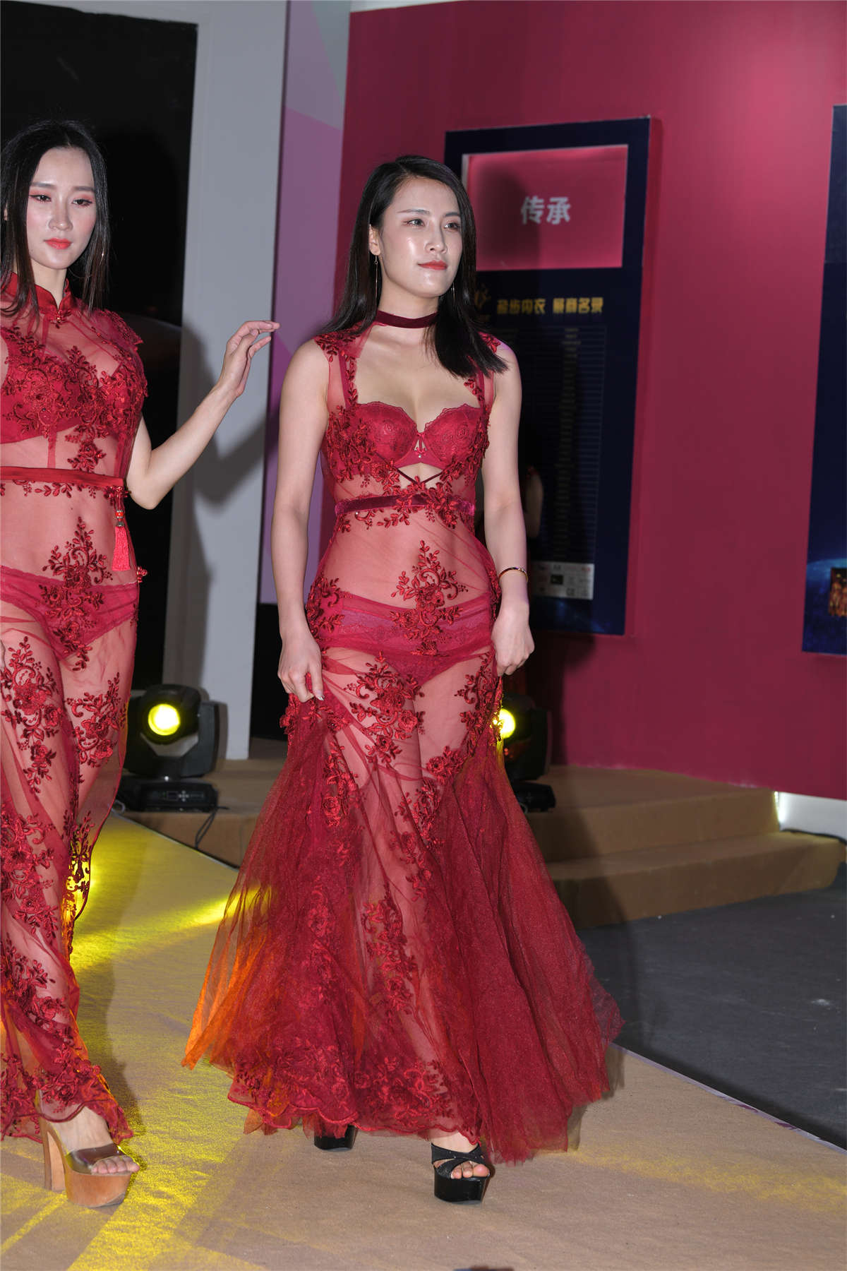 图片[2]-深圳内衣展T台走秀-日更街拍