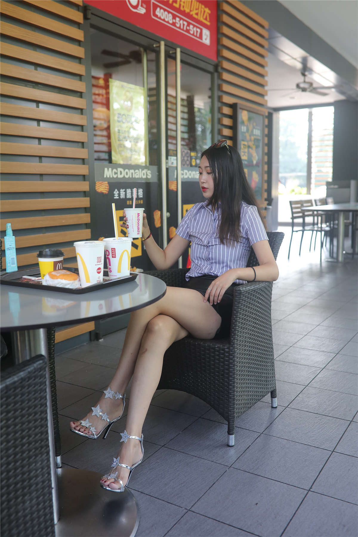 图片[2]-[魔镜原创摄影]超短皮裙气质美丽美足高跟美女原图-日更街拍