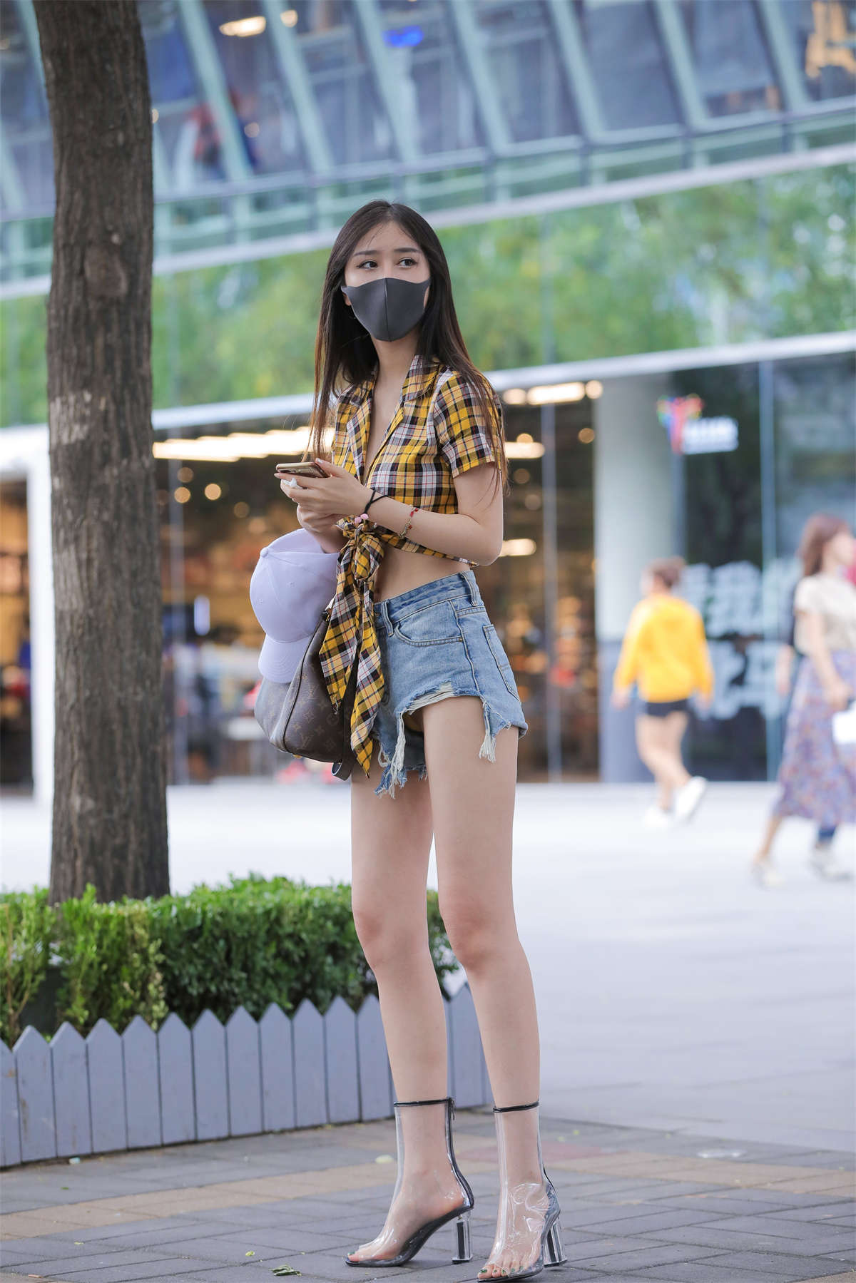 牛仔热裤透明高跟鞋的时尚女生-日更街拍