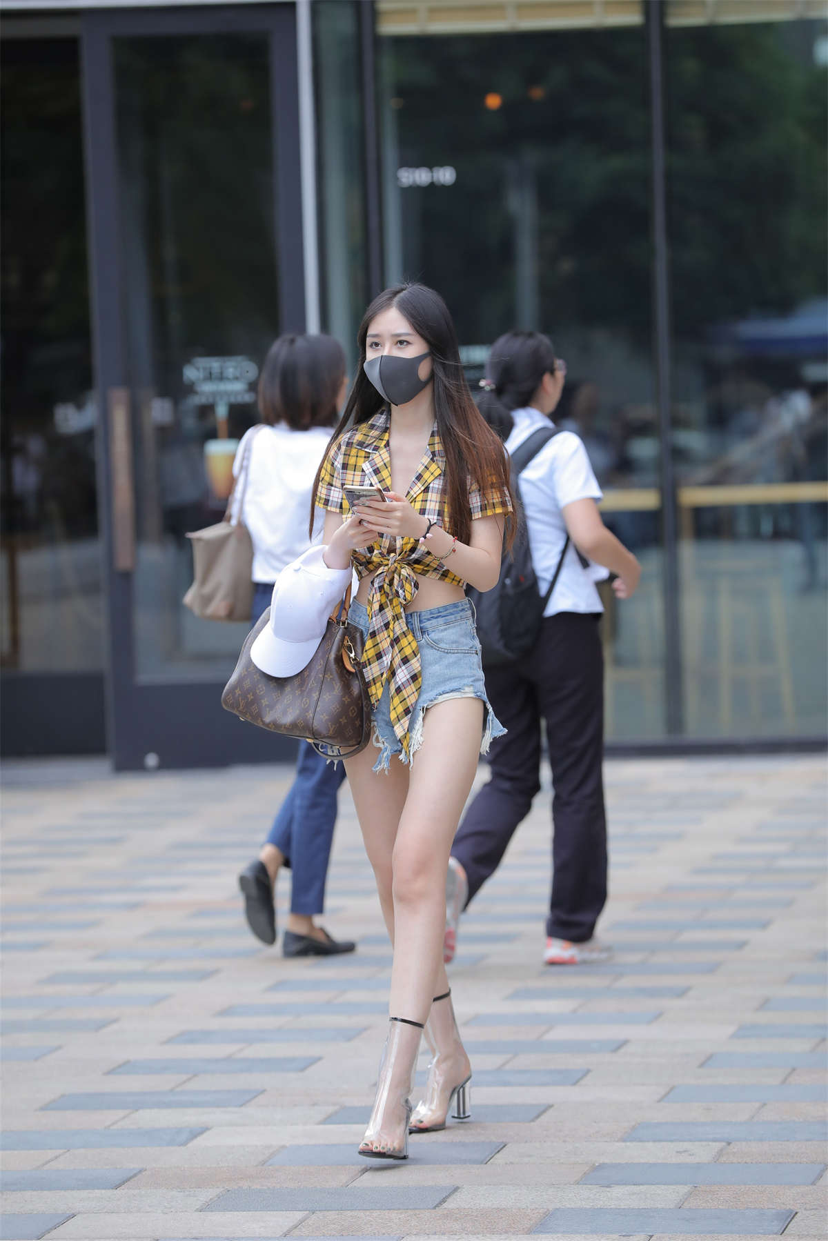 图片[2]-牛仔热裤透明高跟鞋的时尚女生-日更街拍