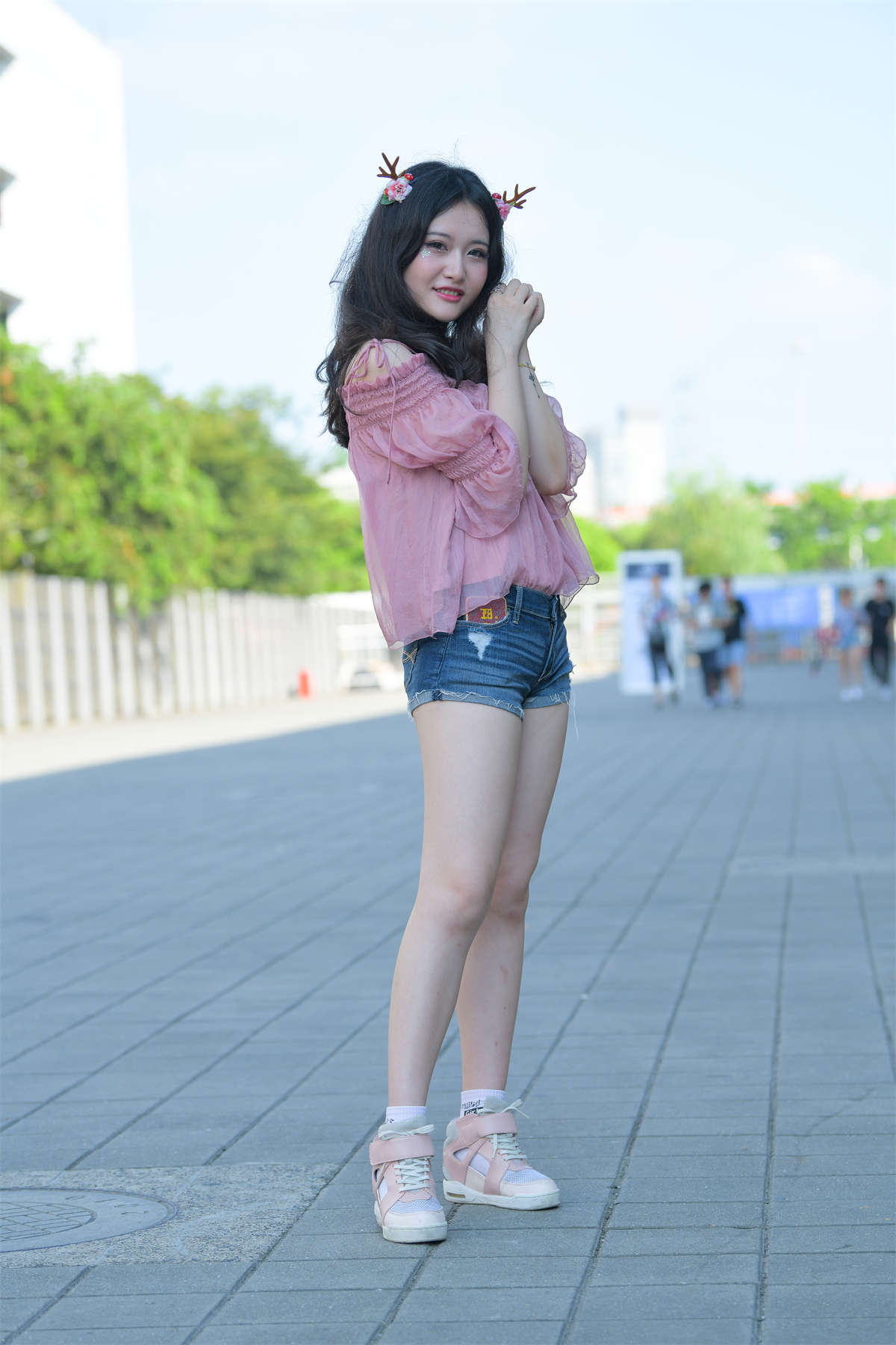 图片[2]-[魔镜原创摄影]粉色衣服热裤可爱女孩高清原图-日更街拍