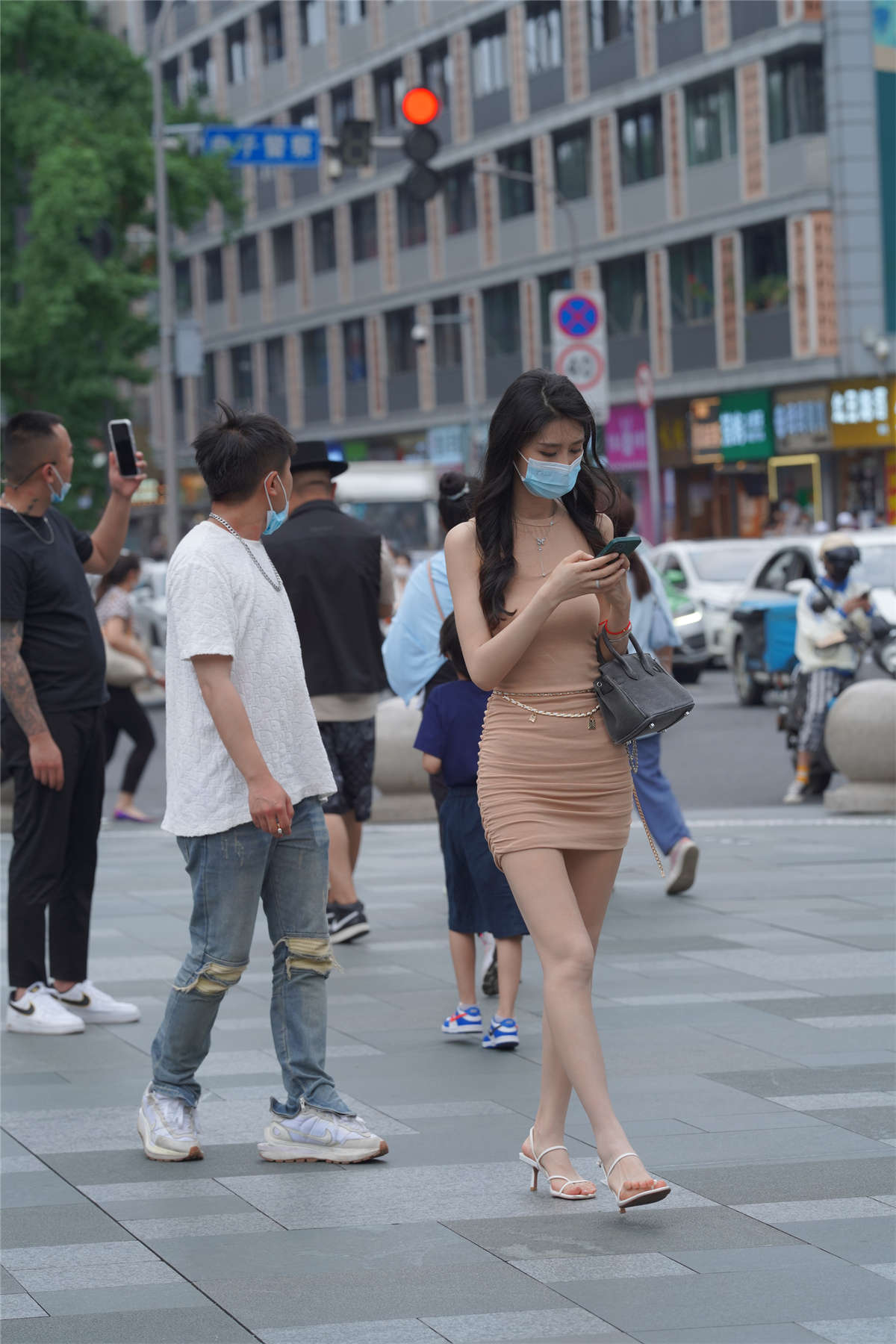 图片[2]-性感褶皱背心包臀甜辣连衣裙女-日更街拍