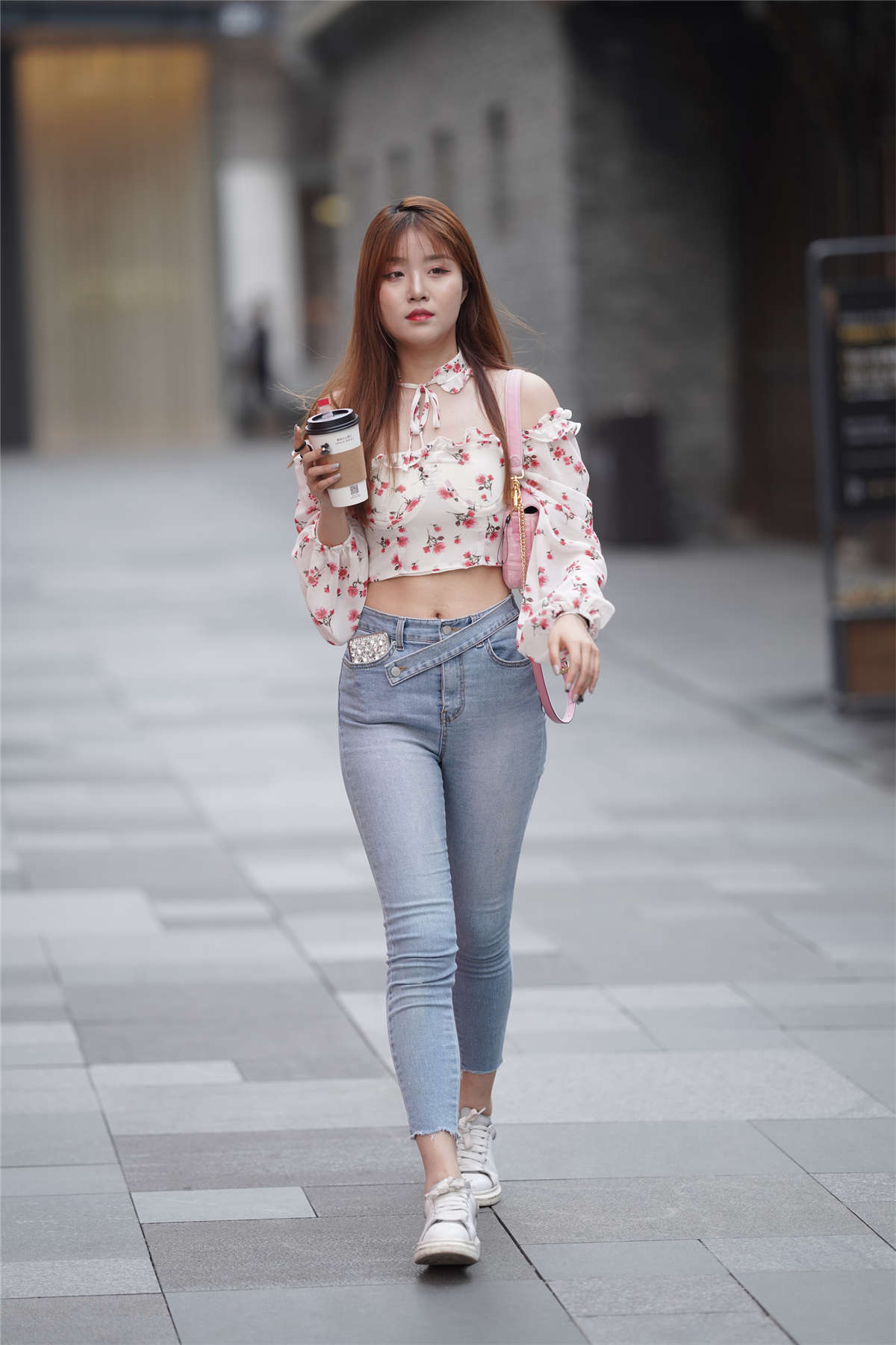 可爱的大长腿美女-日更街拍