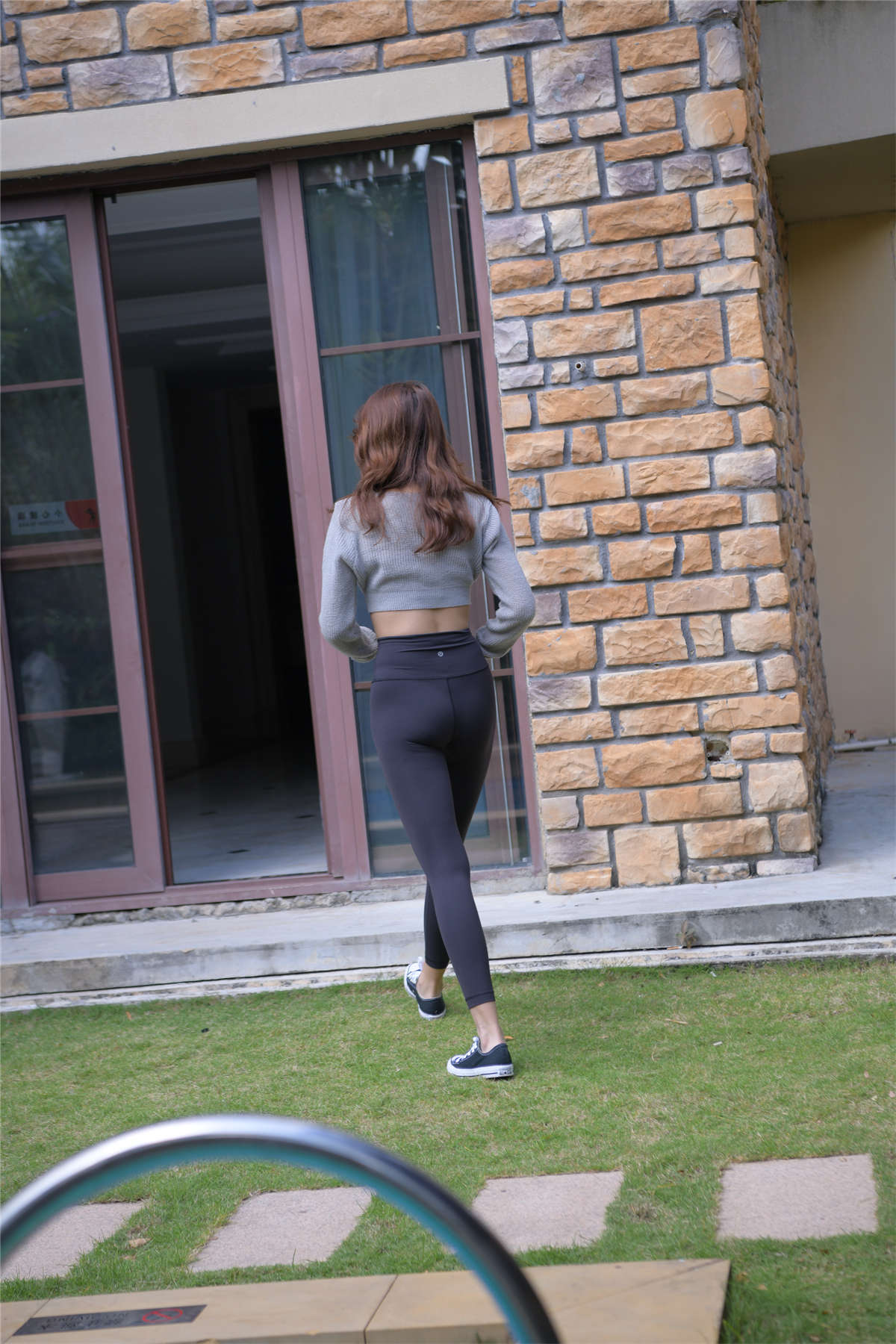 图片[2]-[魔镜原创摄影]一只麋鹿摄影作品 黑色紧身瑜伽裤美女-日更街拍