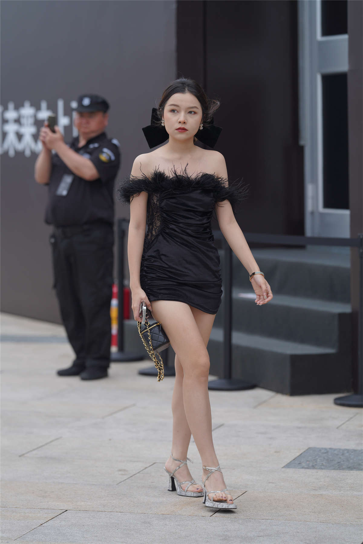 一字肩黑裙-日更街拍