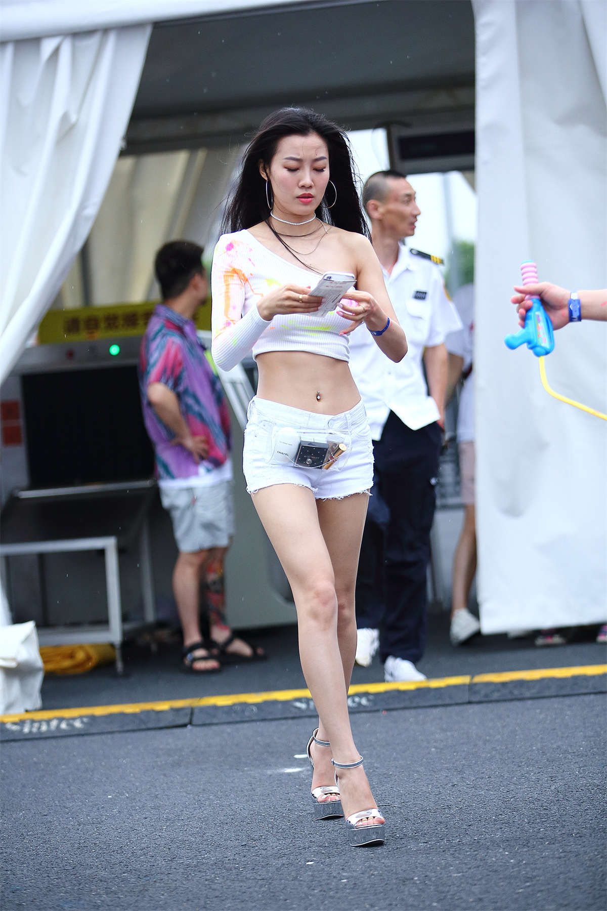 Mark街拍作品 – 白热裤长腿美女-日更街拍