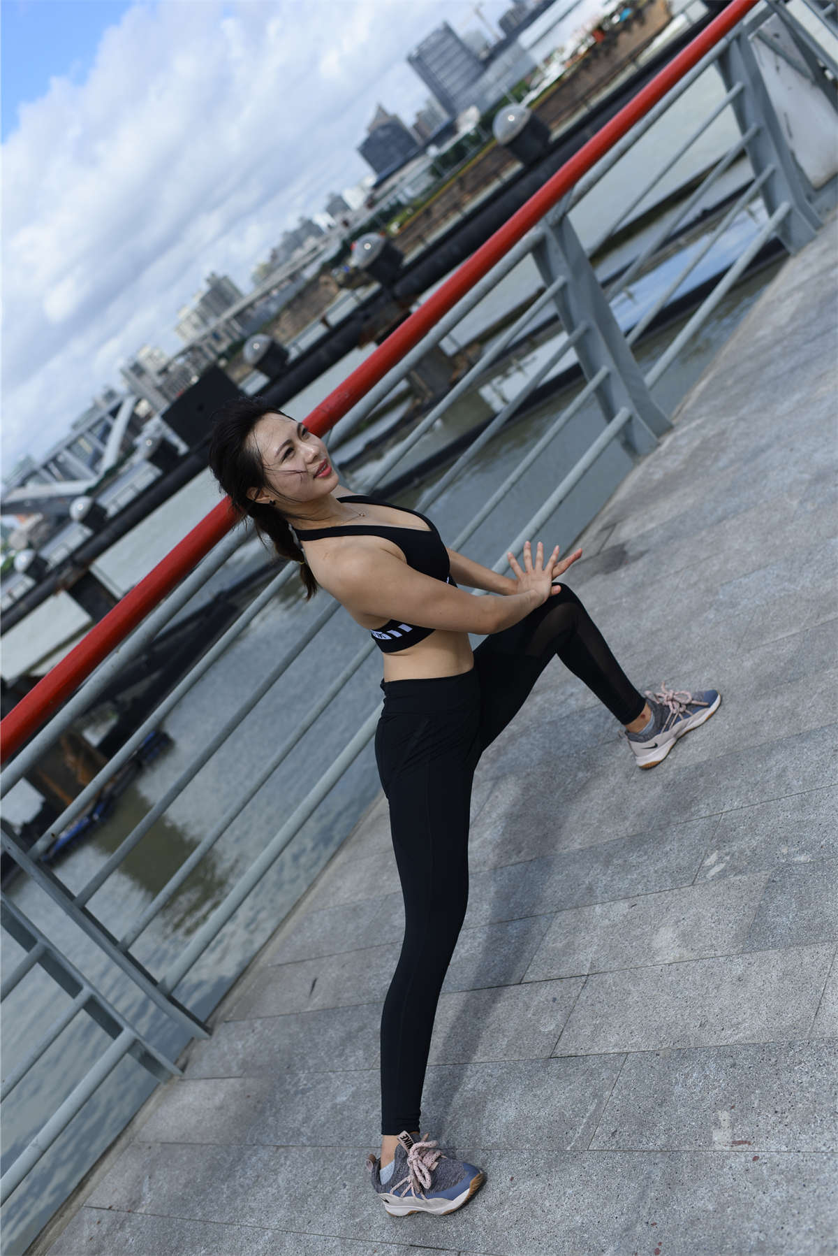 [魔镜原创摄影]丰满紧身美女原图-日更街拍