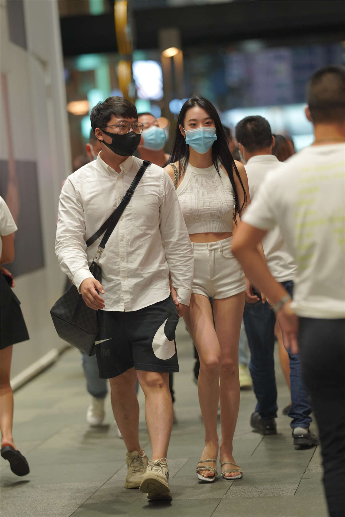 立体镂空针织气质美女-日更街拍