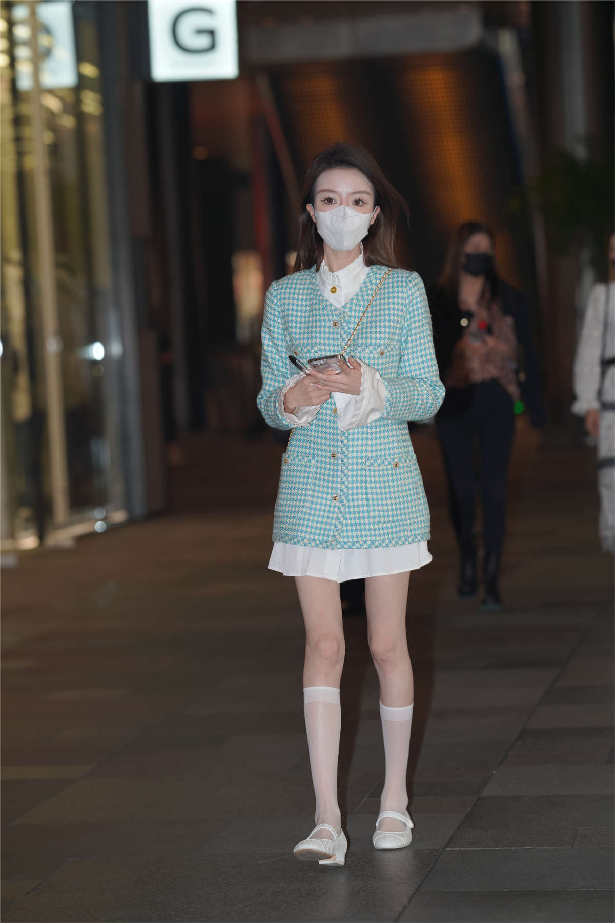 浅绿包臀裙大长腿美女-日更街拍