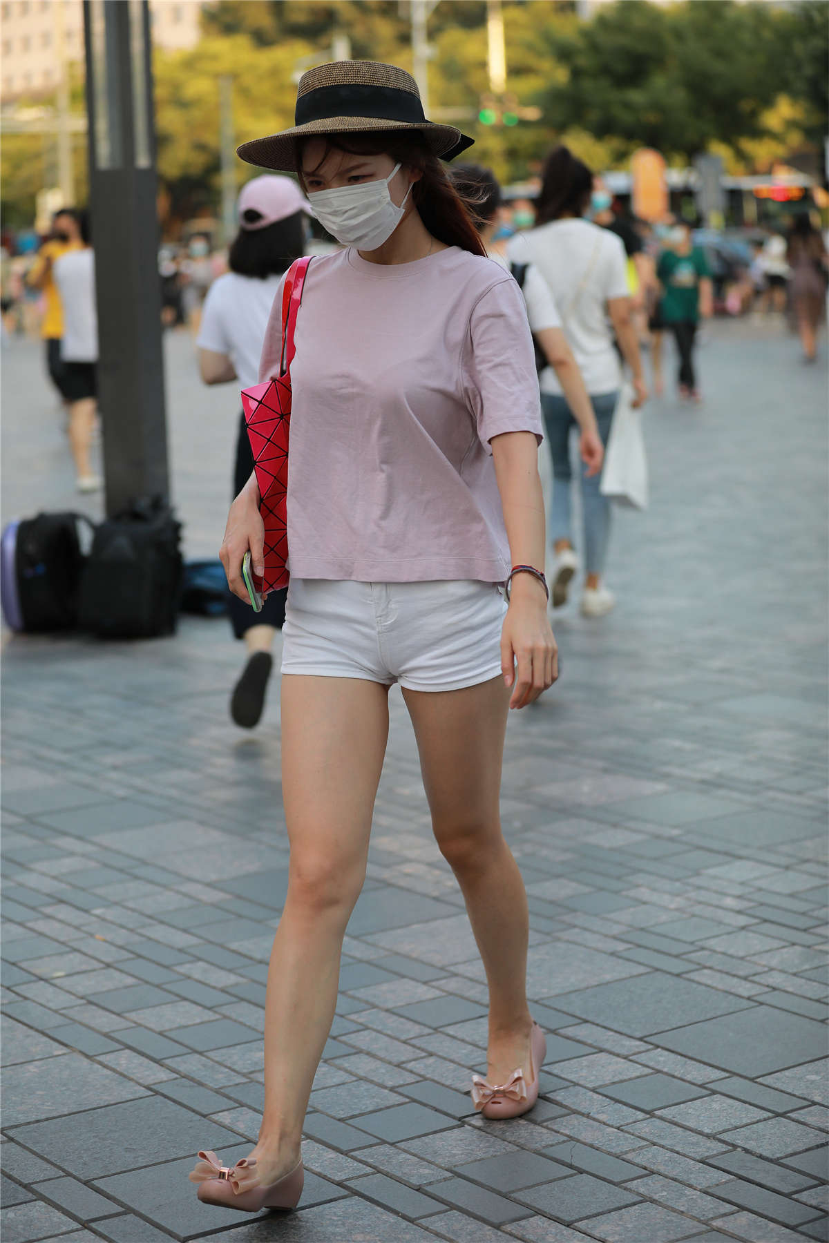 玻璃街拍作品 – 白色热裤YY小姐姐-日更街拍