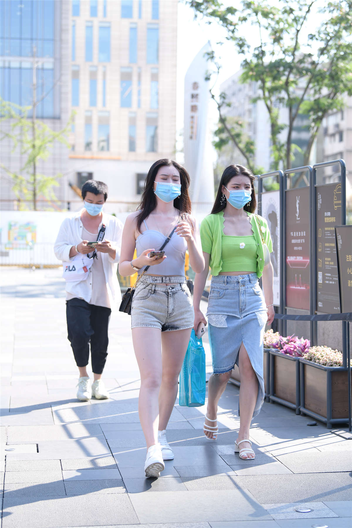 图片[2]-吊带热裤美女-日更街拍