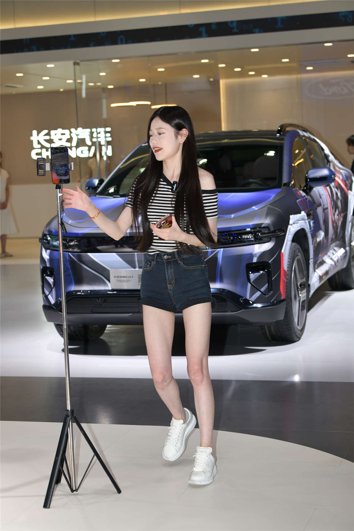 图片[2]-牛仔短裤直播小姐姐-日更街拍