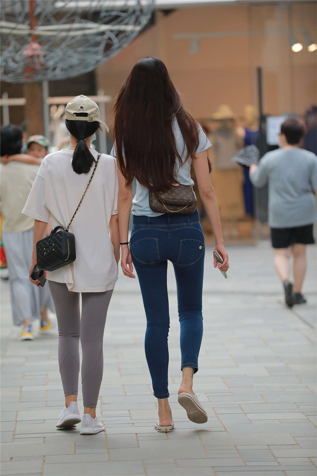 图片[2]-玻璃街拍作品 – 紧身提臀裤小姐姐-日更街拍