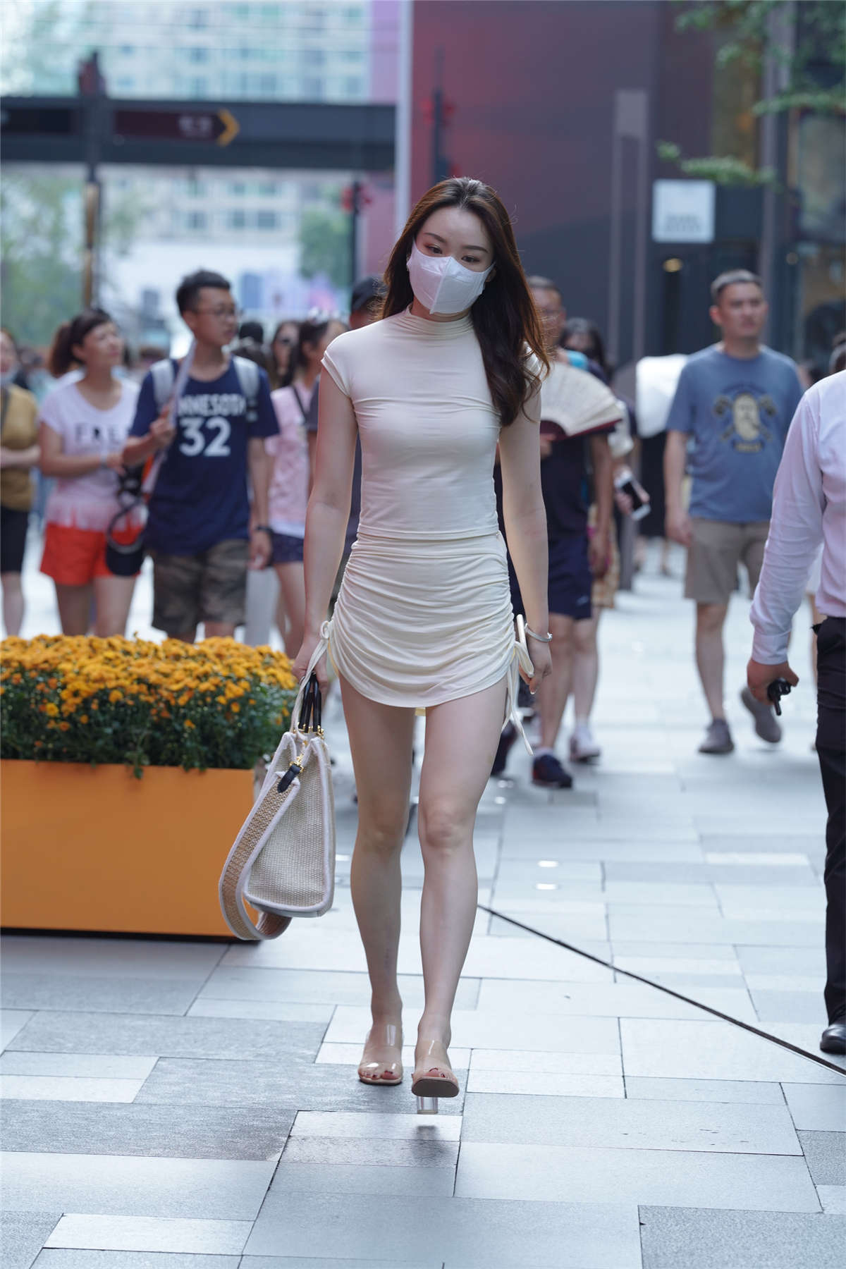 好白嫩啊丰臀美女-日更街拍