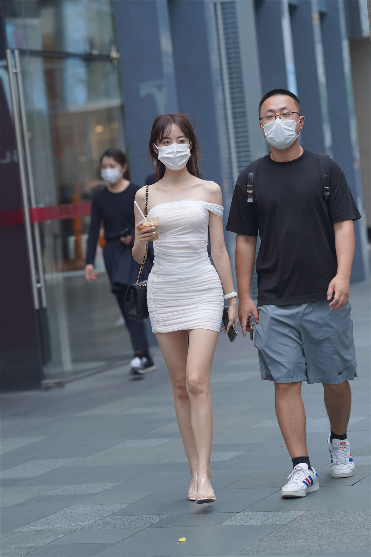 白色褶皱修身裙-日更街拍