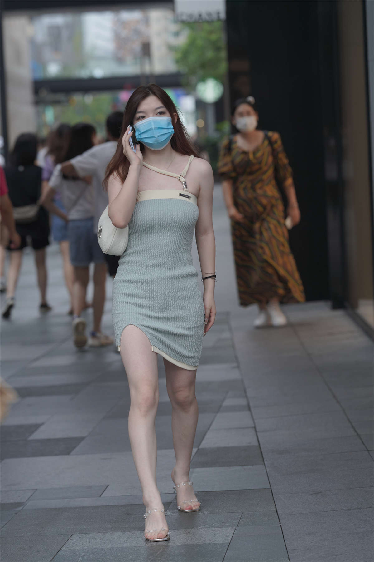 图片[2]-就喜欢这样白白净净的女生-日更街拍