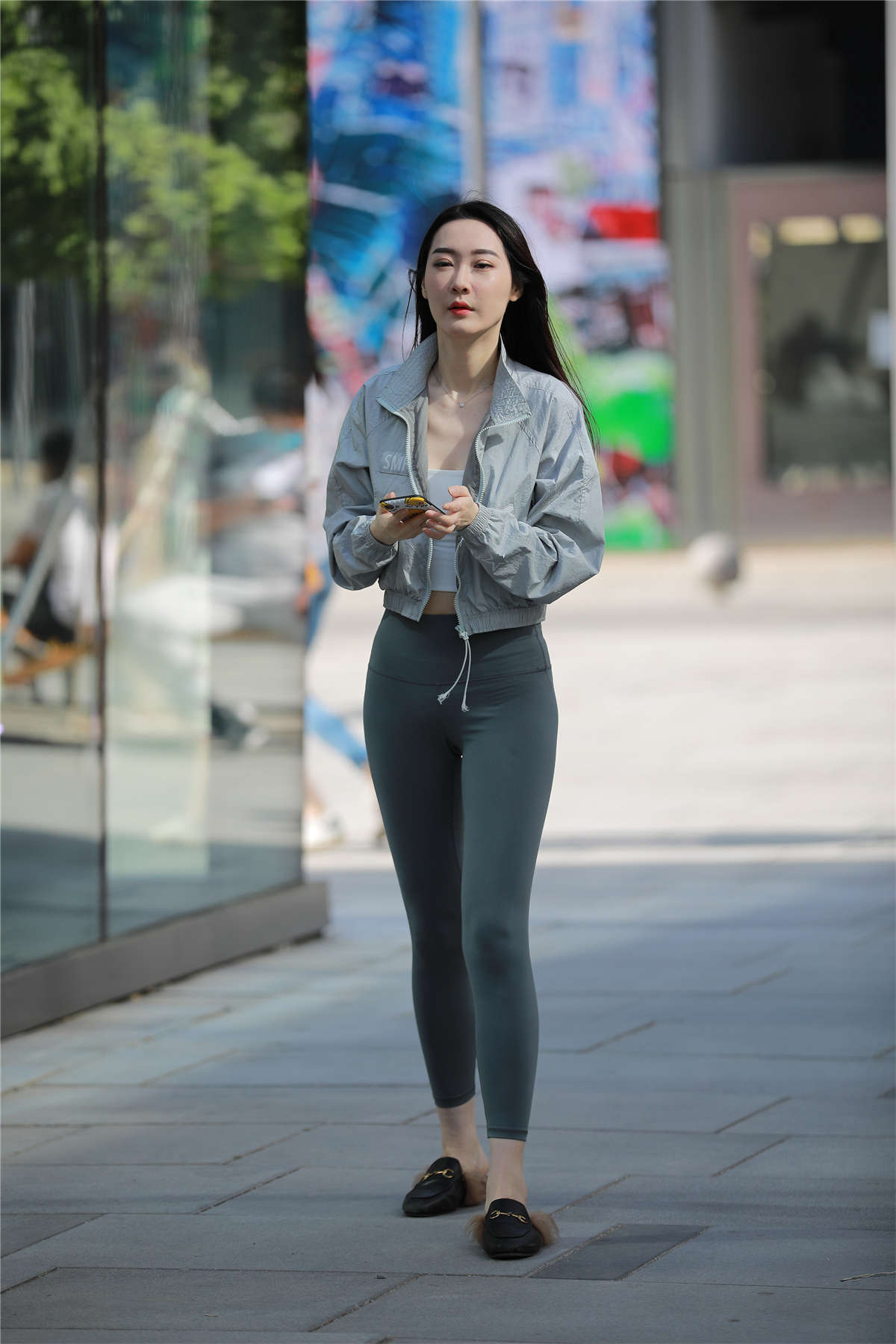 紧身瑜伽裤小姐姐-日更街拍