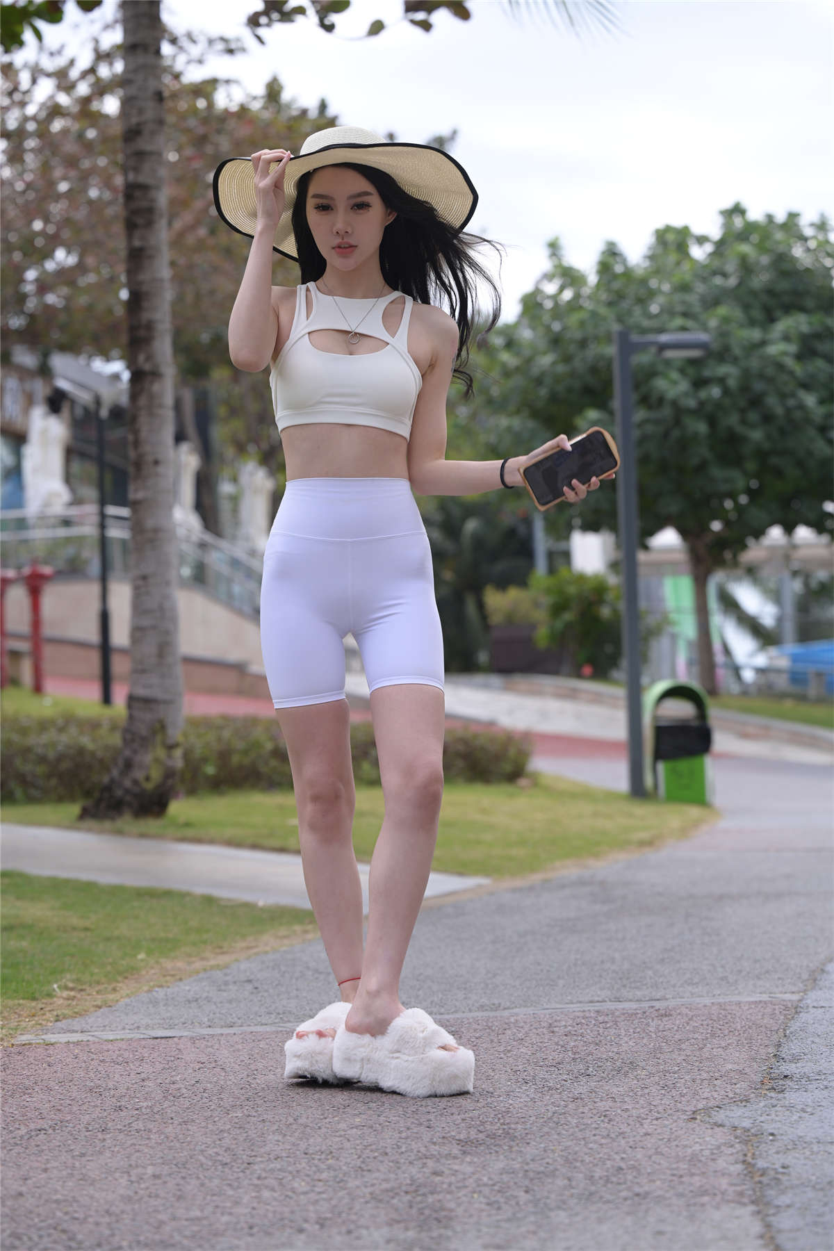 [魔镜原创摄影]不吃鸡蛋街拍作品 白色短裤美女-日更街拍
