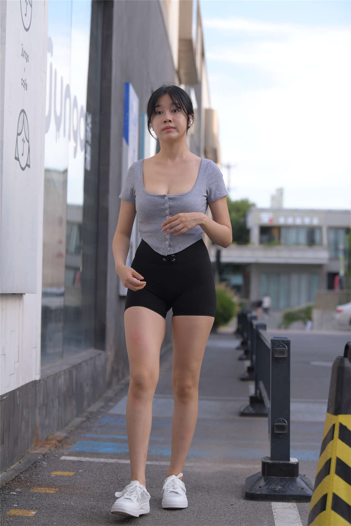 图片[2]-[魔镜原创摄影]一始街拍作品 喜欢看星座的女孩-日更街拍