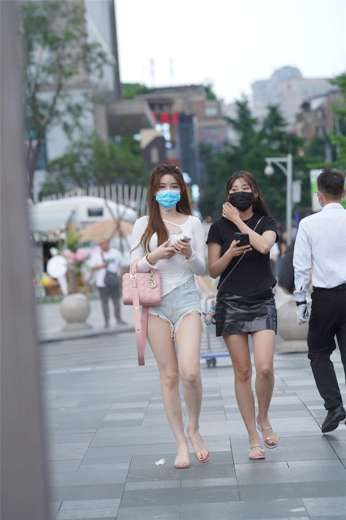 图片[2]-浅蓝色牛仔短裤街拍-日更街拍