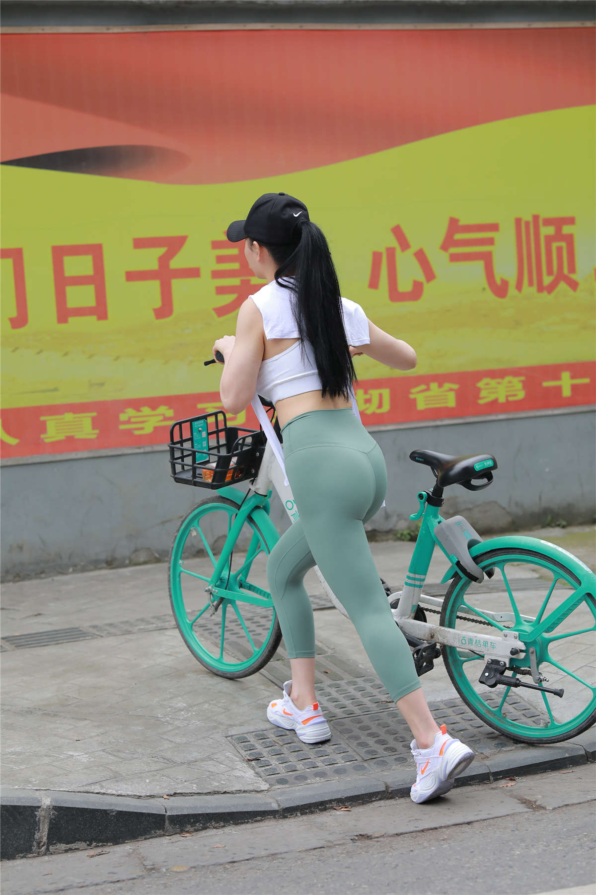 图片[2]-[魔镜原创摄影]浅绿色紧身瑜伽裤美女-日更街拍