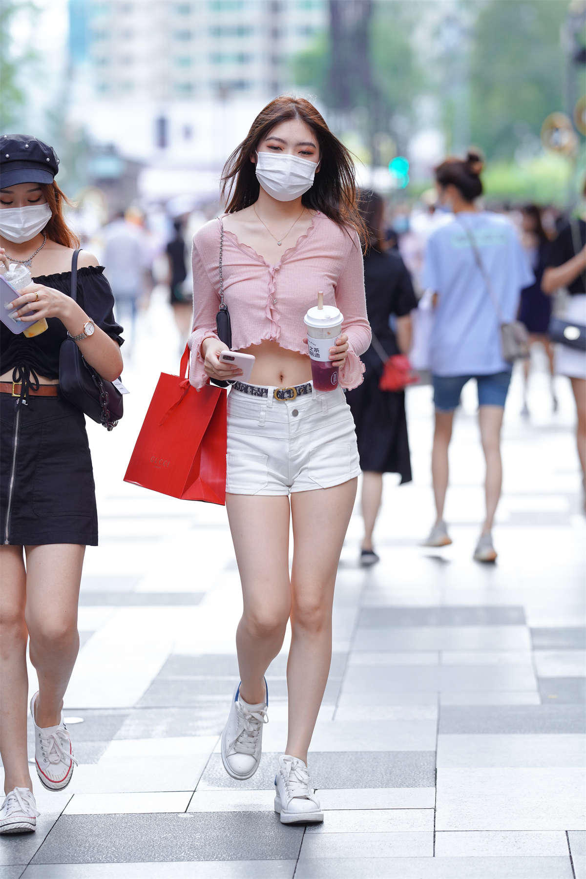 漂亮的白色热裤小姐姐-日更街拍
