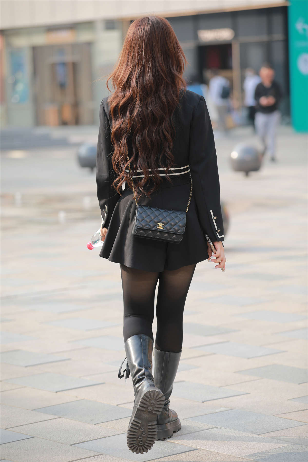 图片[2]-四九城嘎子街拍作品 – 黑丝长靴小姐姐-日更街拍