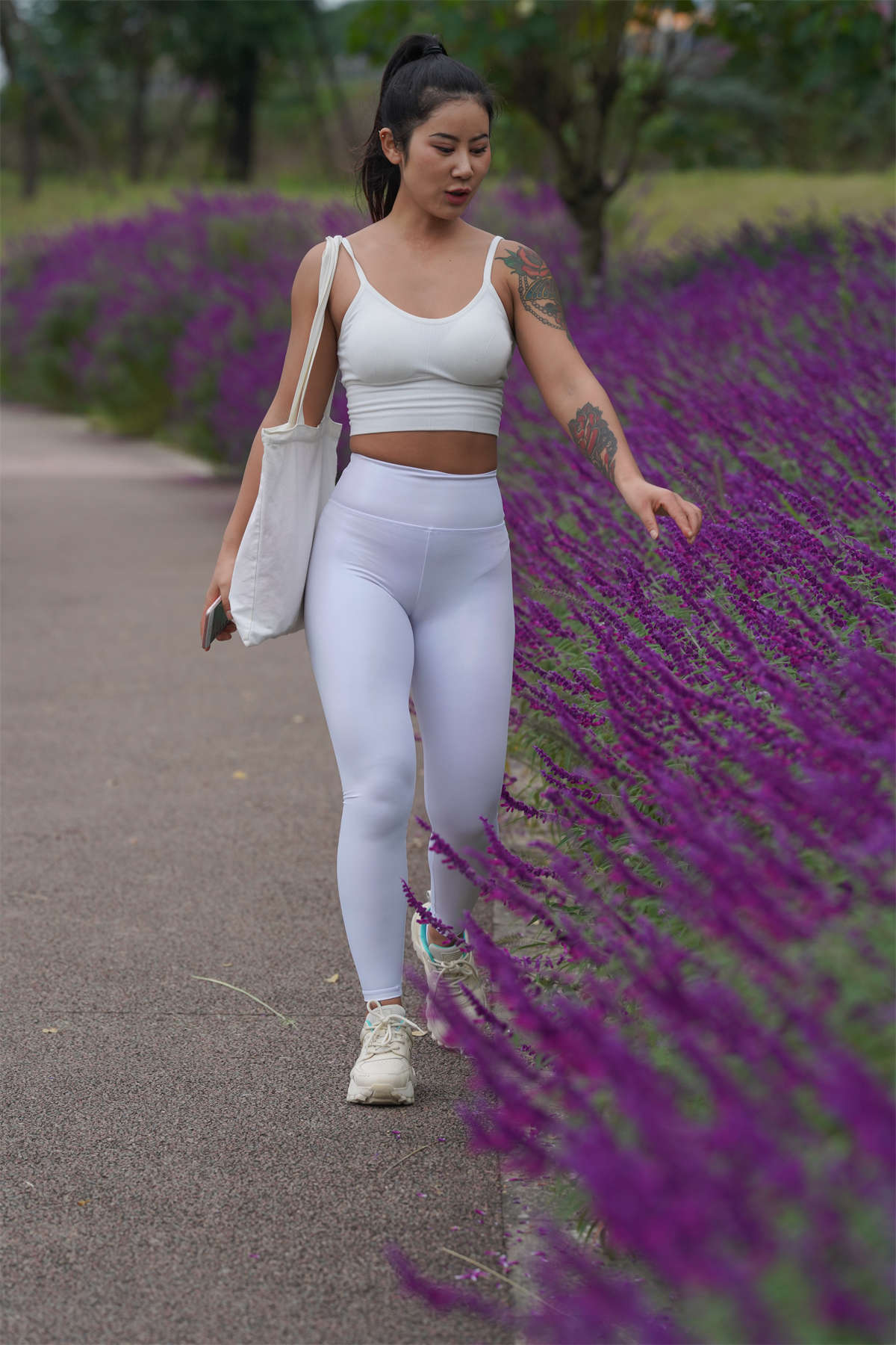 [魔镜原创摄影]EVA街拍作品 白色紧身瑜伽裤-日更街拍
