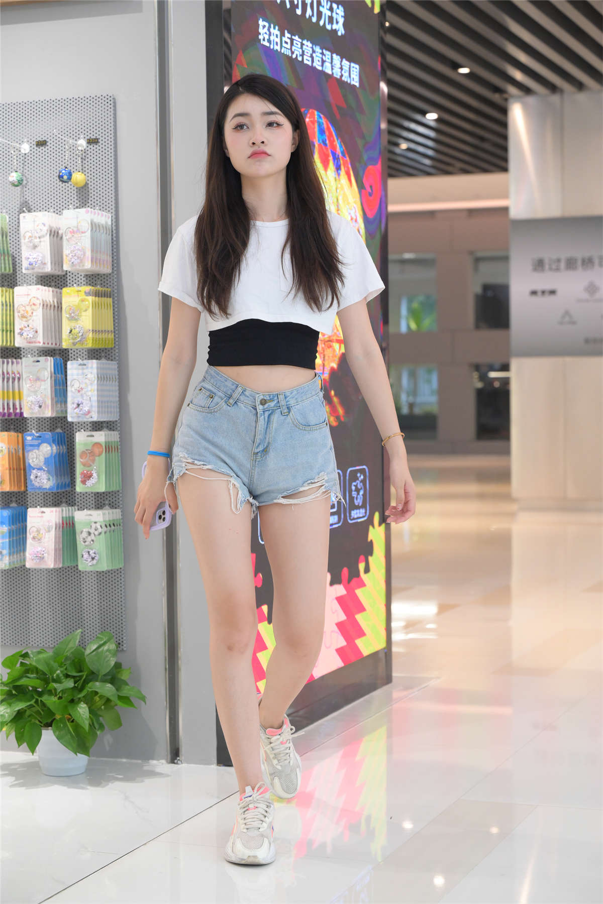 [魔镜原创摄影]不吃鸡蛋街拍作品 热裤-浅蓝-日更街拍