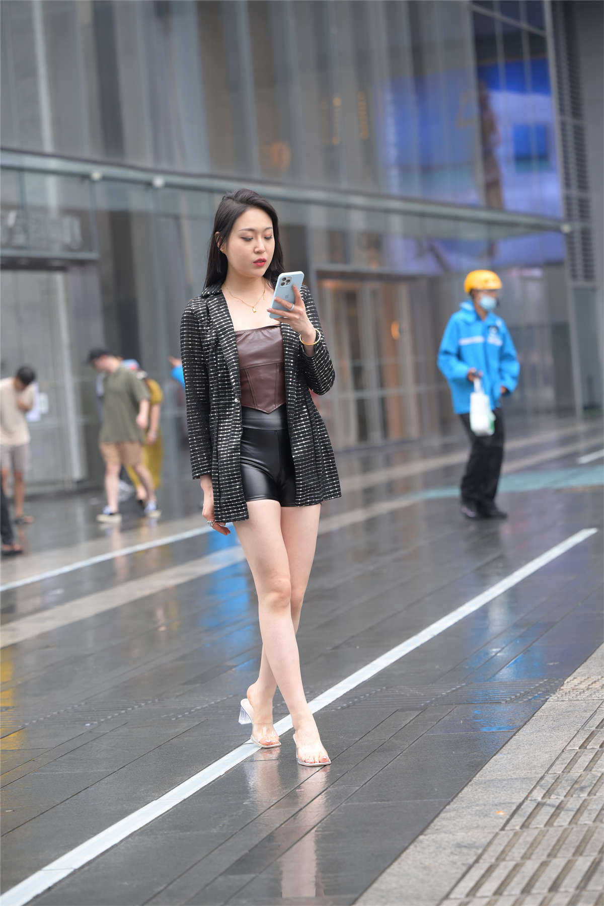 [魔镜原创摄影]不吃鸡蛋街拍作品 有你的城市，下雨也美丽-日更街拍