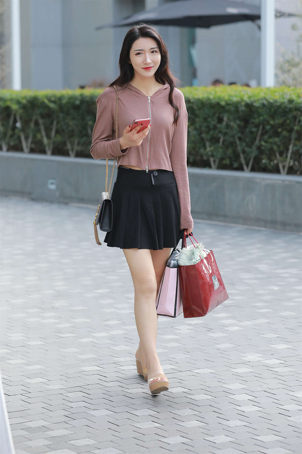 四九城嘎子街拍作品 – 购物的漂亮美女-日更街拍