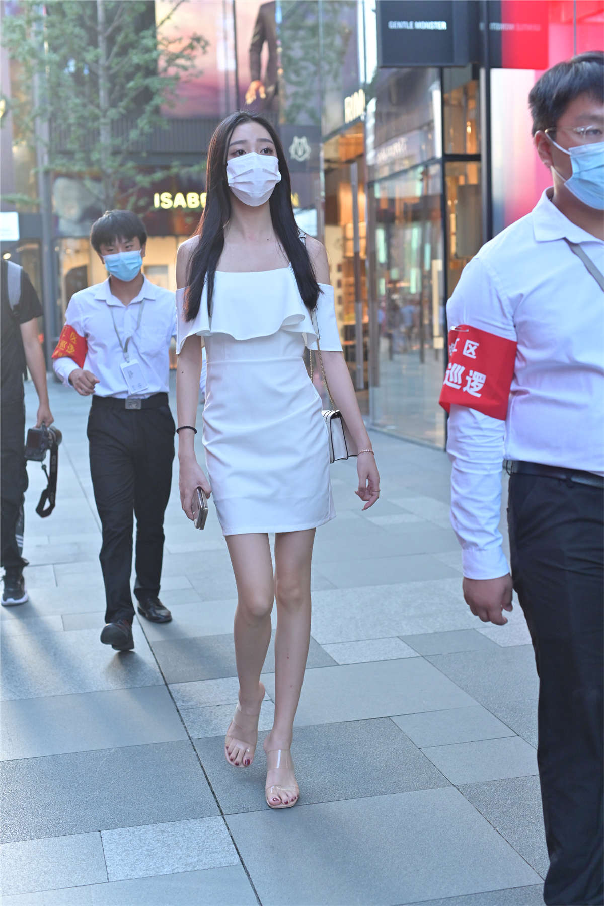 图片[2]-一字肩时尚白裙-日更街拍