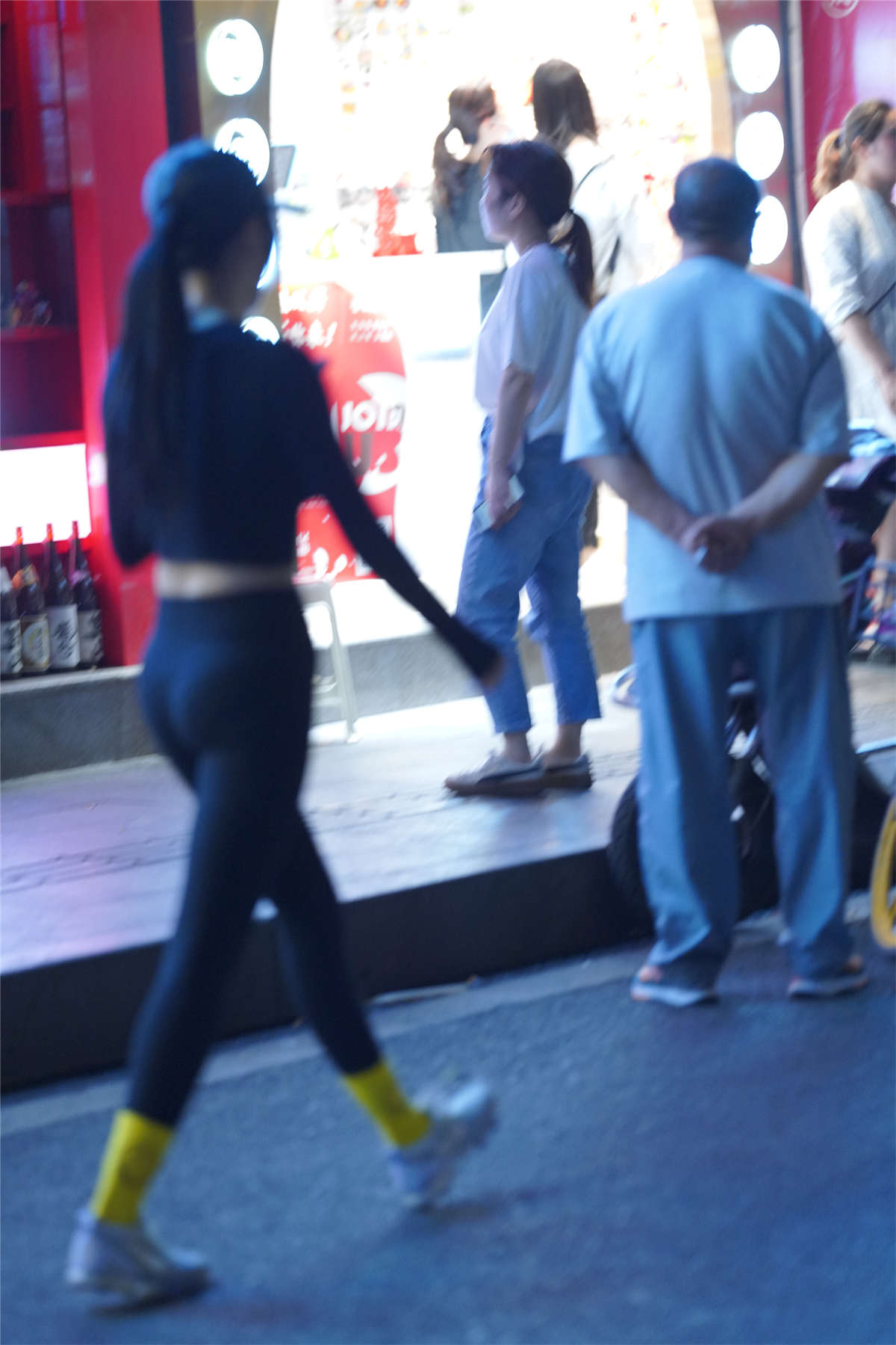 黑色紧身裤小蛮腰-日更街拍