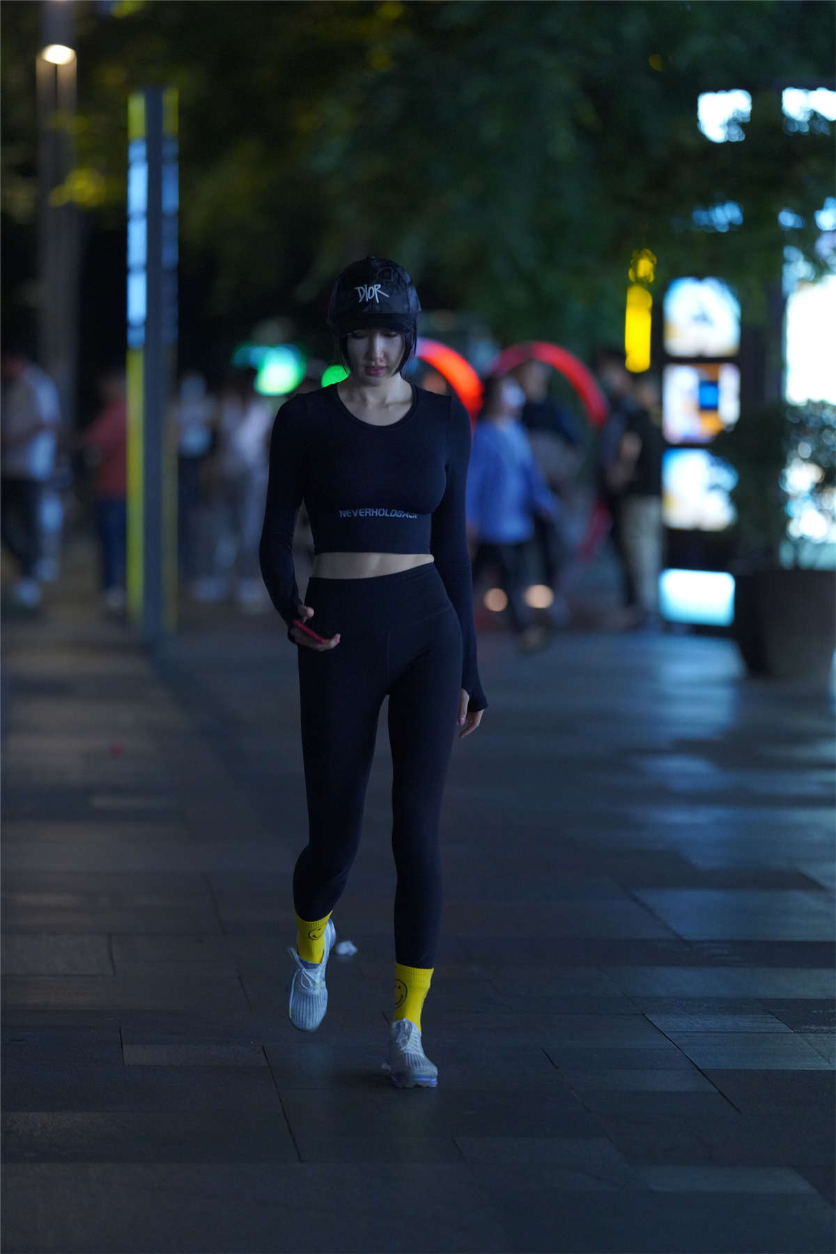 图片[2]-黑色紧身裤小蛮腰-日更街拍