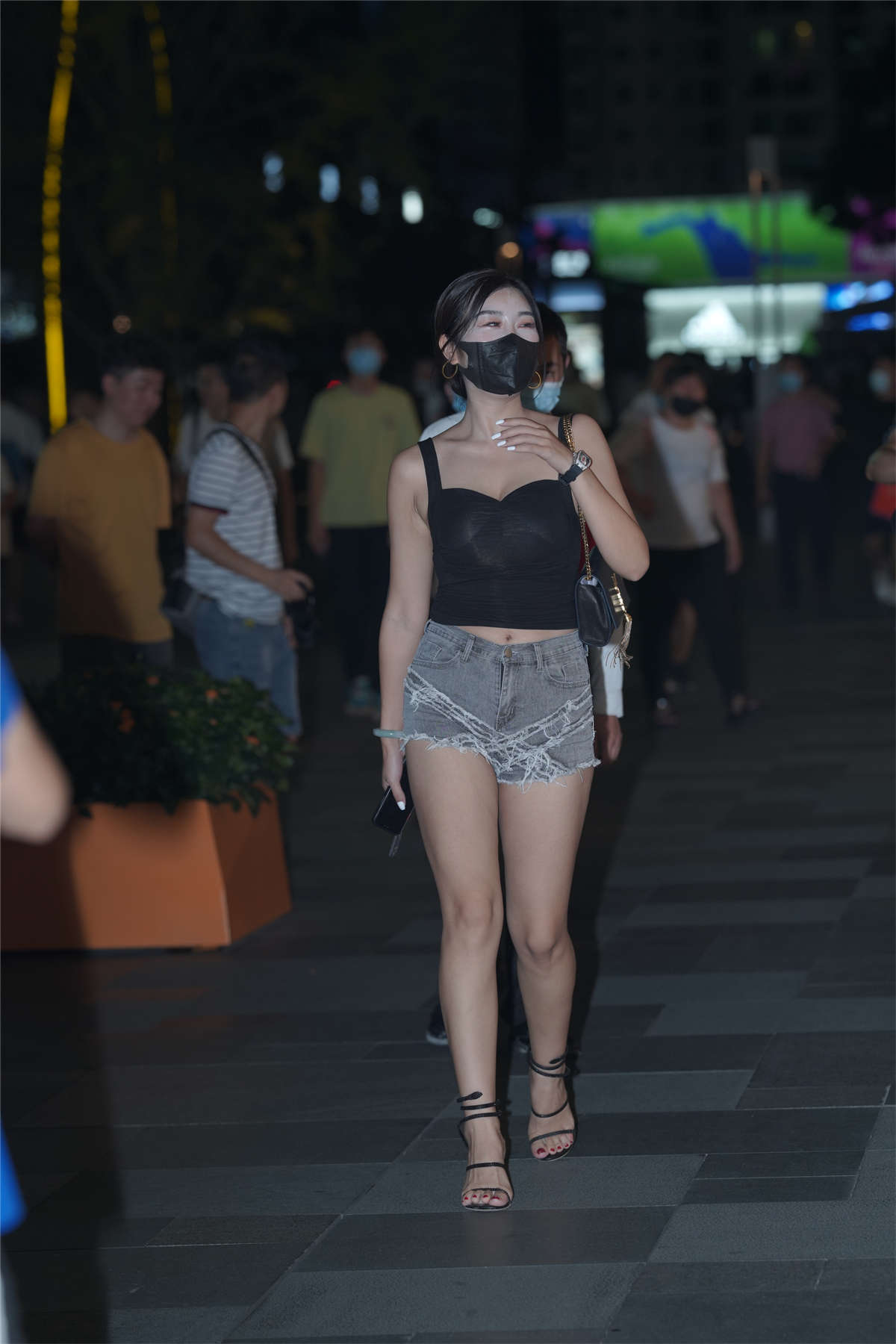 图片[2]-灰色热裤美背美腿-日更街拍