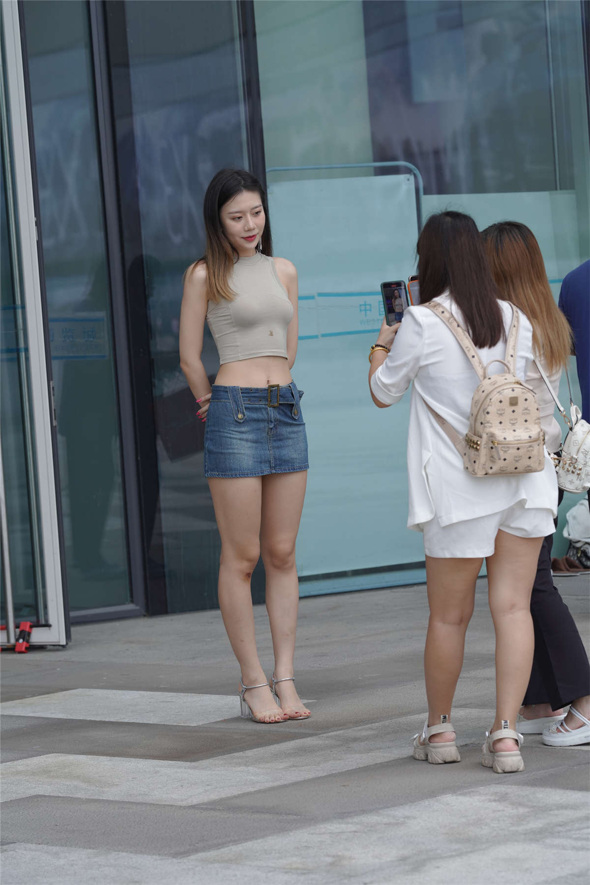 图片[2]-蓝色短裙小蛮腰凉高-日更街拍