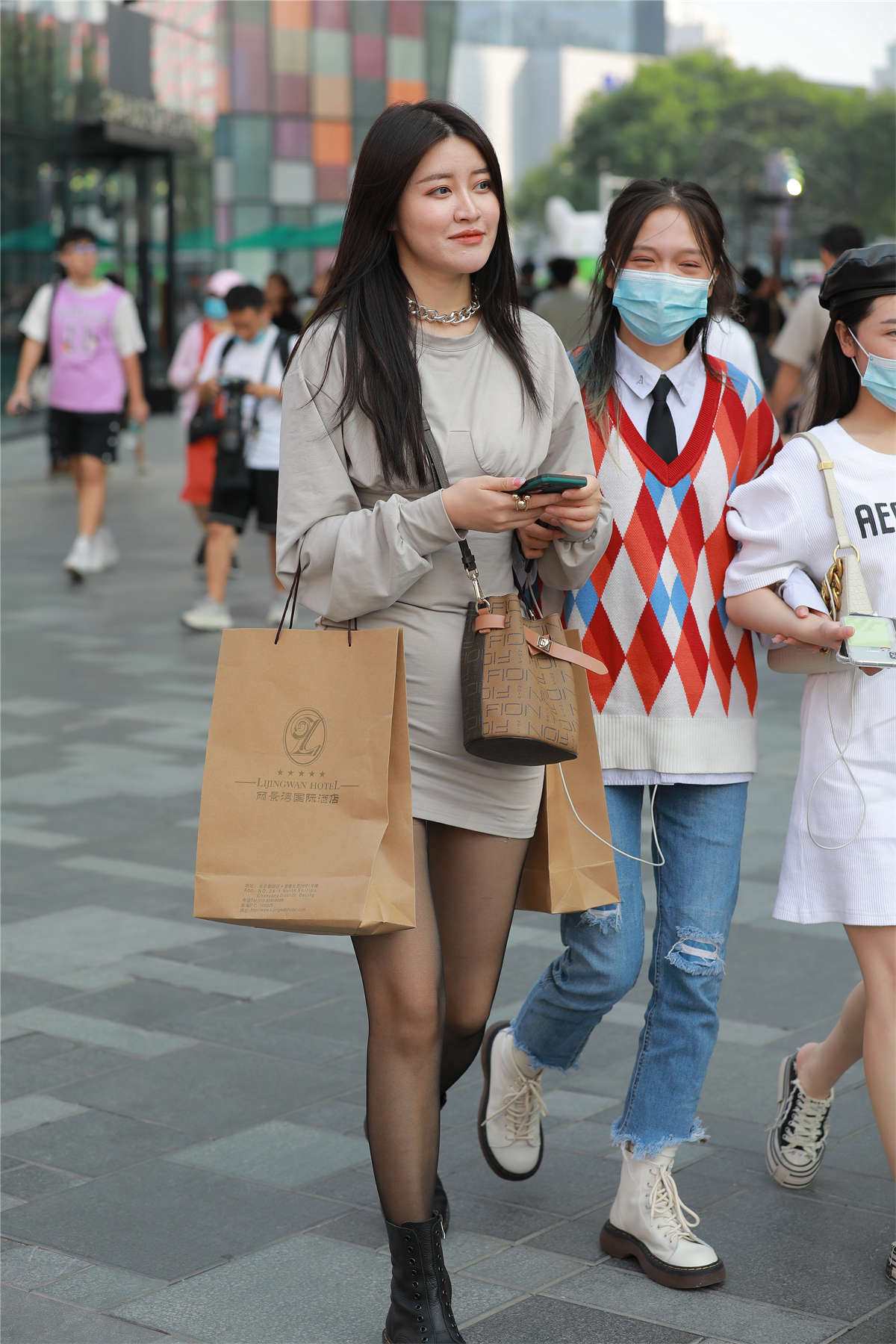 四九城嘎子街拍作品 – 黑丝包臀裙小姐姐-日更街拍