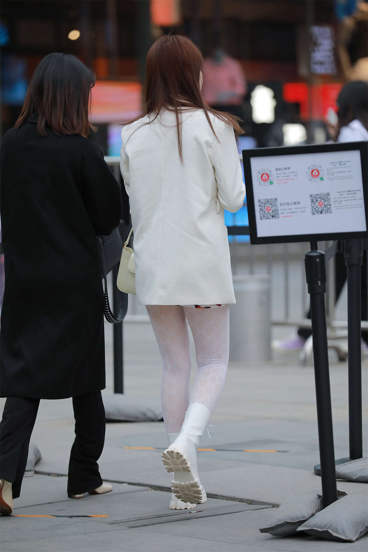 图片[2]-四九城嘎子街拍作品 – 白色蕾丝袜小美女-日更街拍