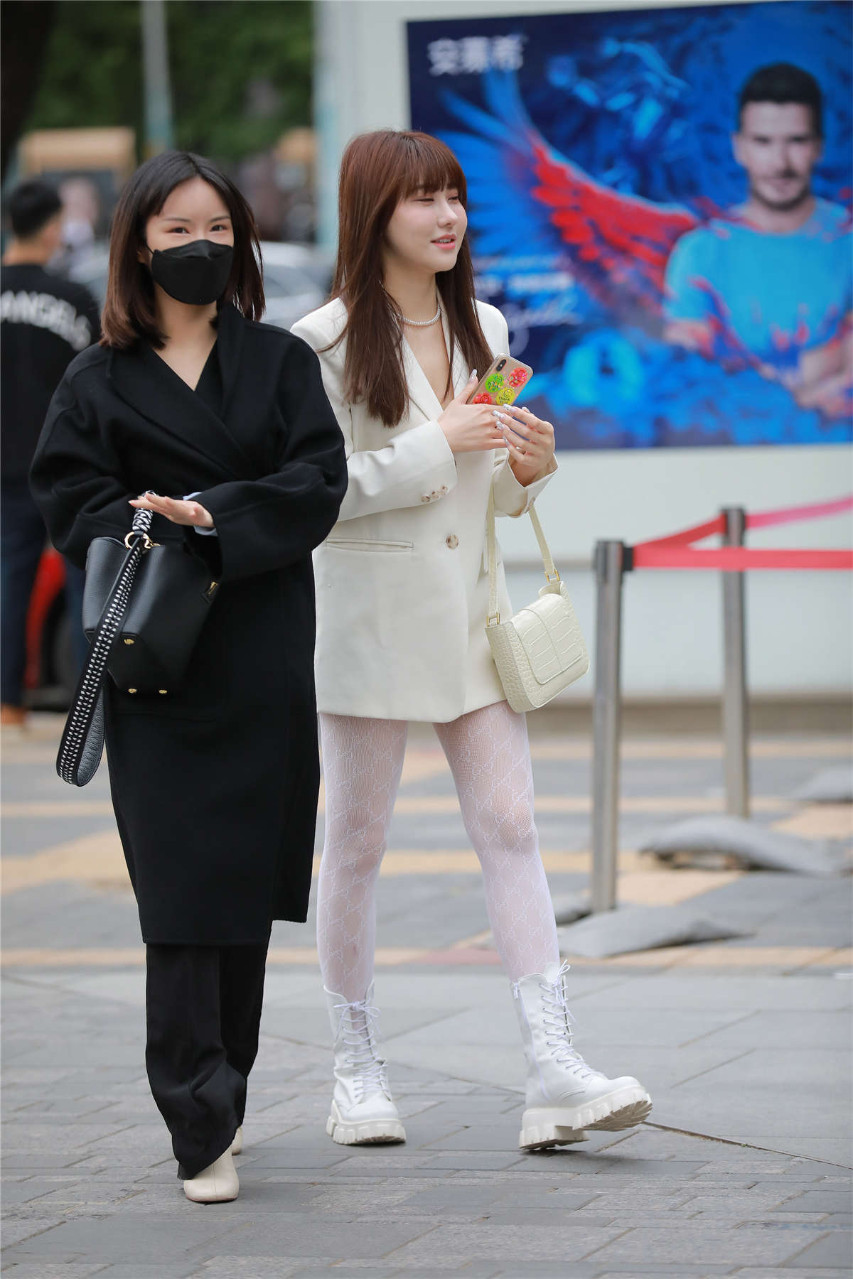 四九城嘎子街拍作品 – 白色蕾丝袜小美女-日更街拍