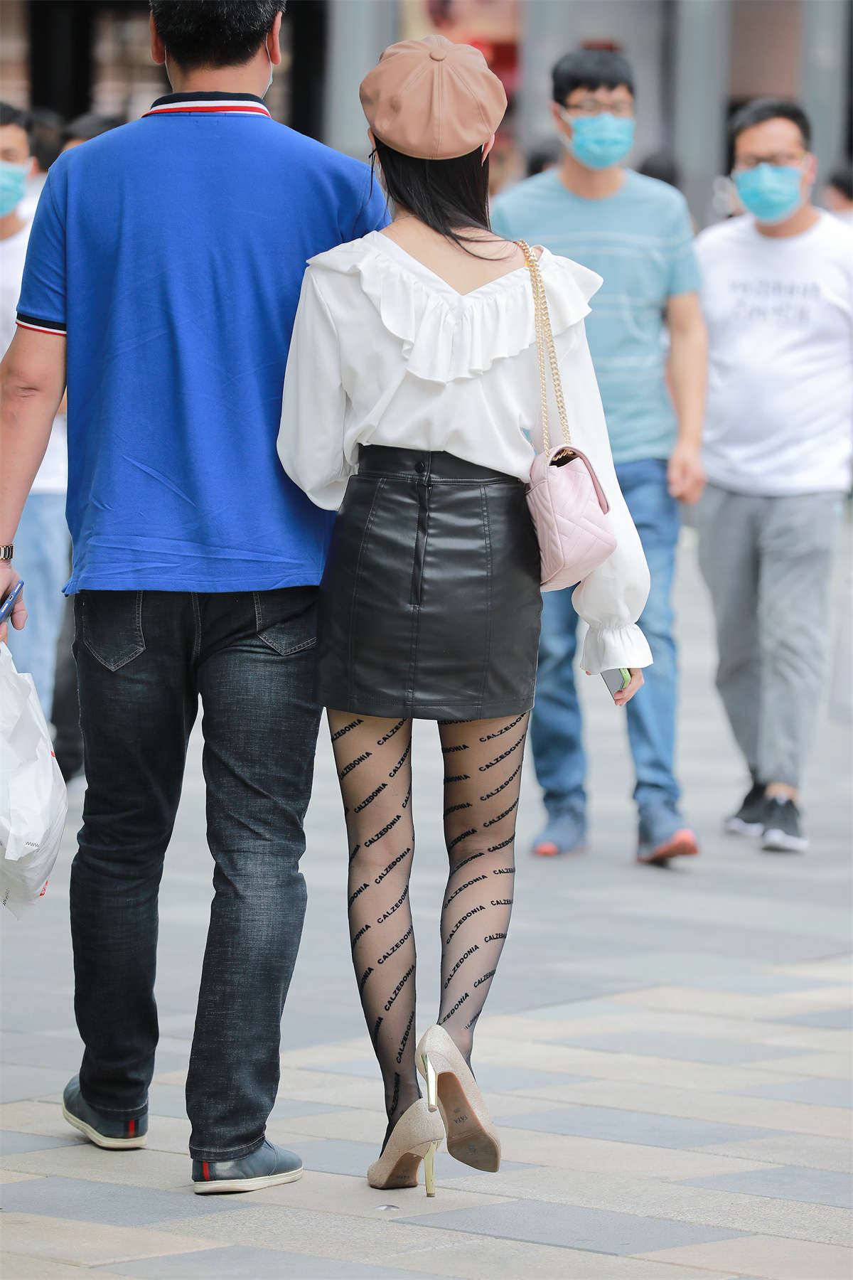 图片[2]-四九城嘎子街拍作品 – 黑丝皮裙女友-日更街拍