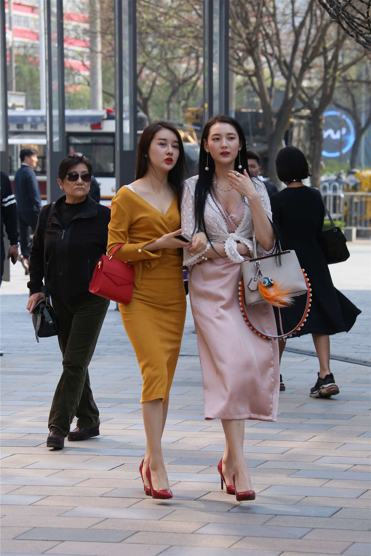 图片[2]-高级气质丝质裙-日更街拍